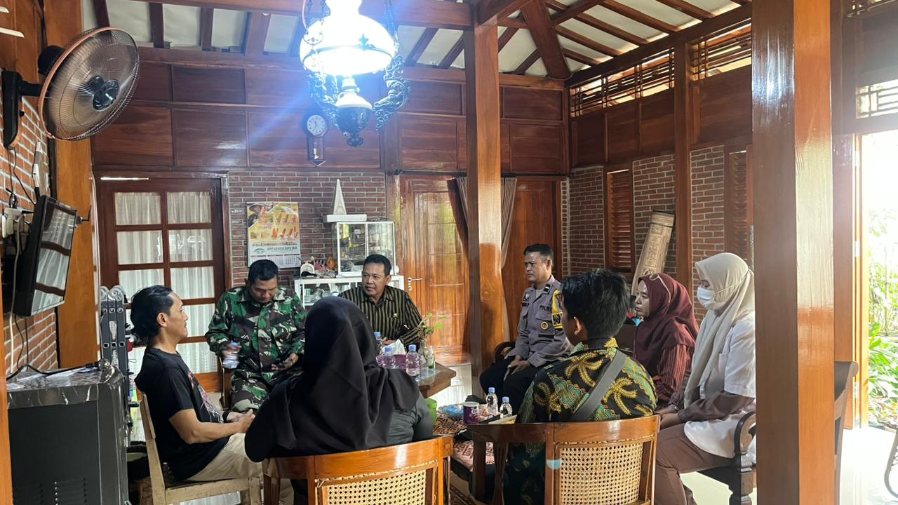 Respons Cepat Laporan Warga, Bhabinkamtibmas Purwokerto Timur Bersama Nakes Evakuasi ODGJ di Sokanegara