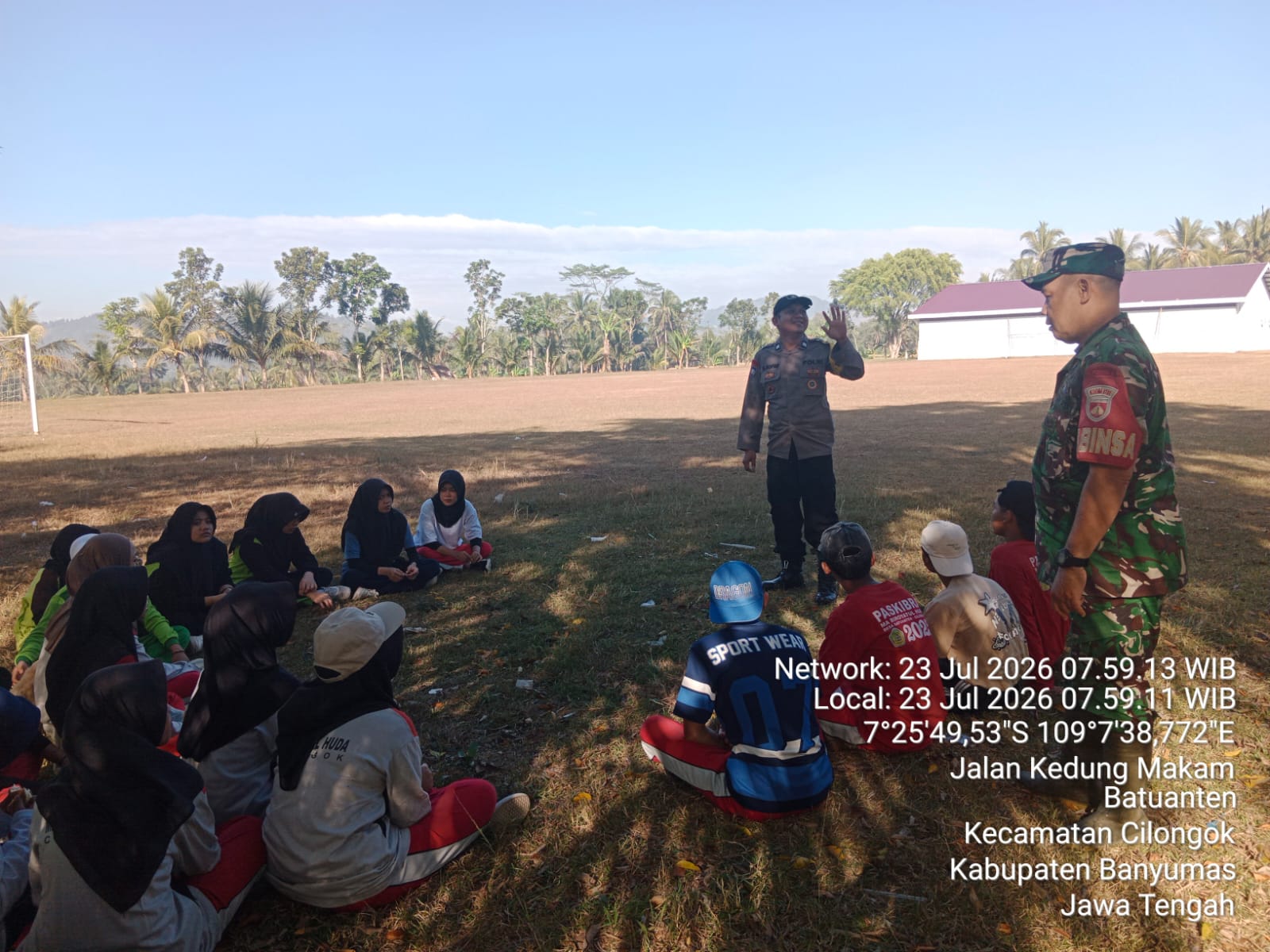 Bhabinkamtibas Cilongok Banyumas Latih Paskibraka Desa Batuanten Jelang HUT ke-81 RI