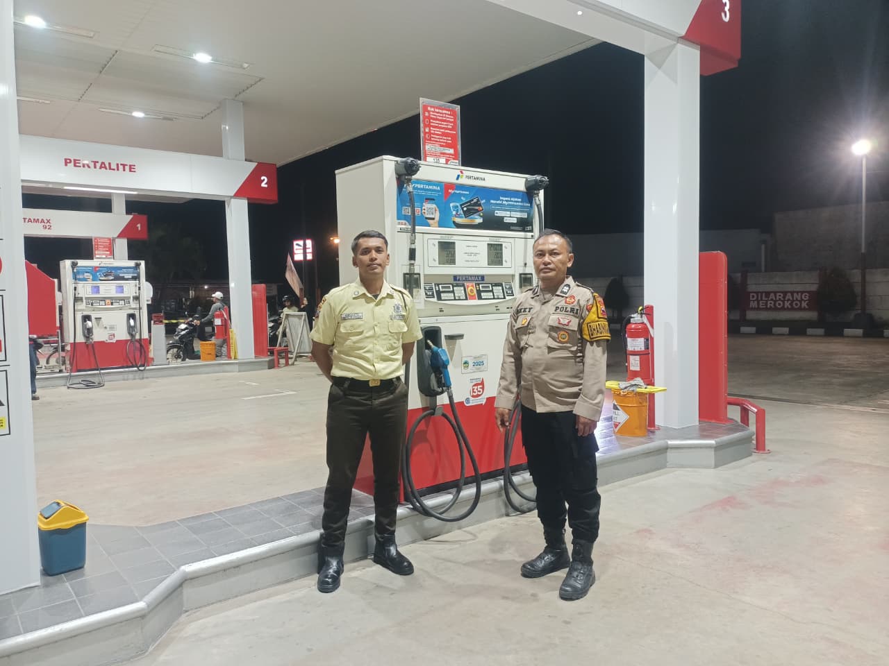 Patroli SPBU, Bhabinkamtibmas Wangon, Polresta Banyumas Pastikan Situasi Kondusif Pasca Perubahan Harga BBM