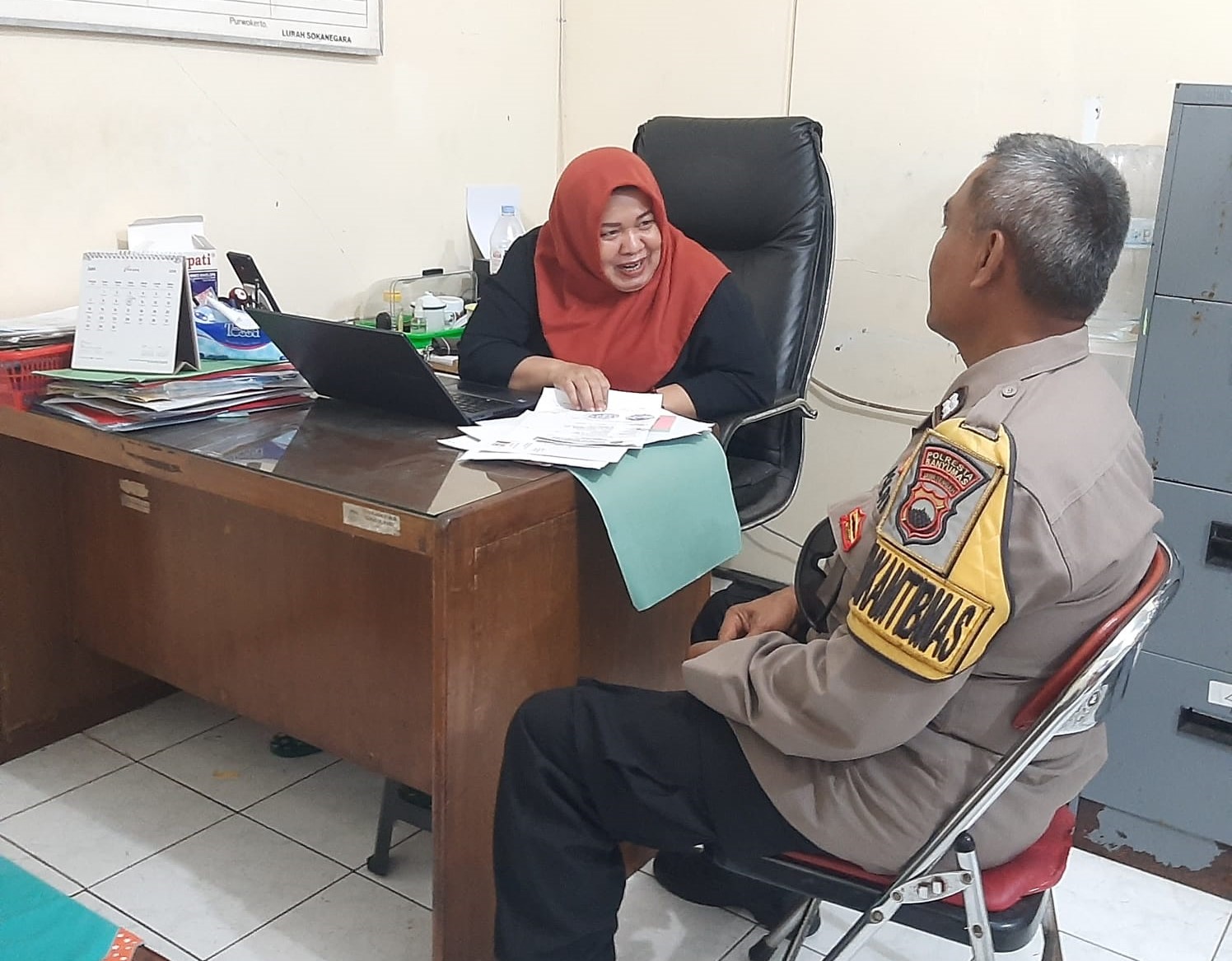 Bhabinkamtibmas Banyumas Sambang Kantor Kelurahan Sokanegara, Perkuat Koordinasi Harkamtibmas