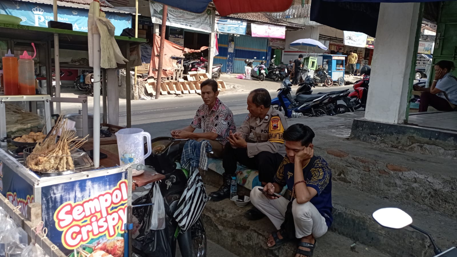 Cegah Curanmor, Bhabinkamtibmas Polsek Sumbang Sambangi Juru Parkir Pasar Kemukusan