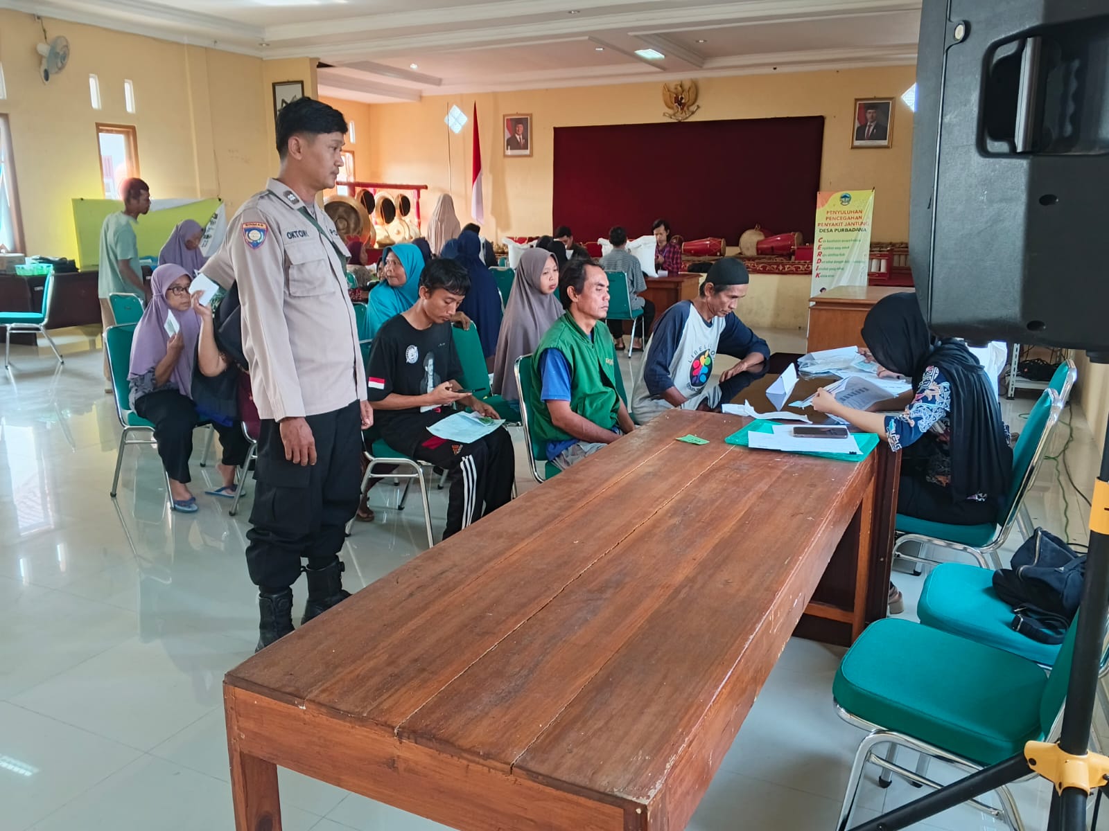 Pastikan Kondusif, Bhabinkamtibmas Banyumas Monitoring Bantuan Pangan Pemerintah