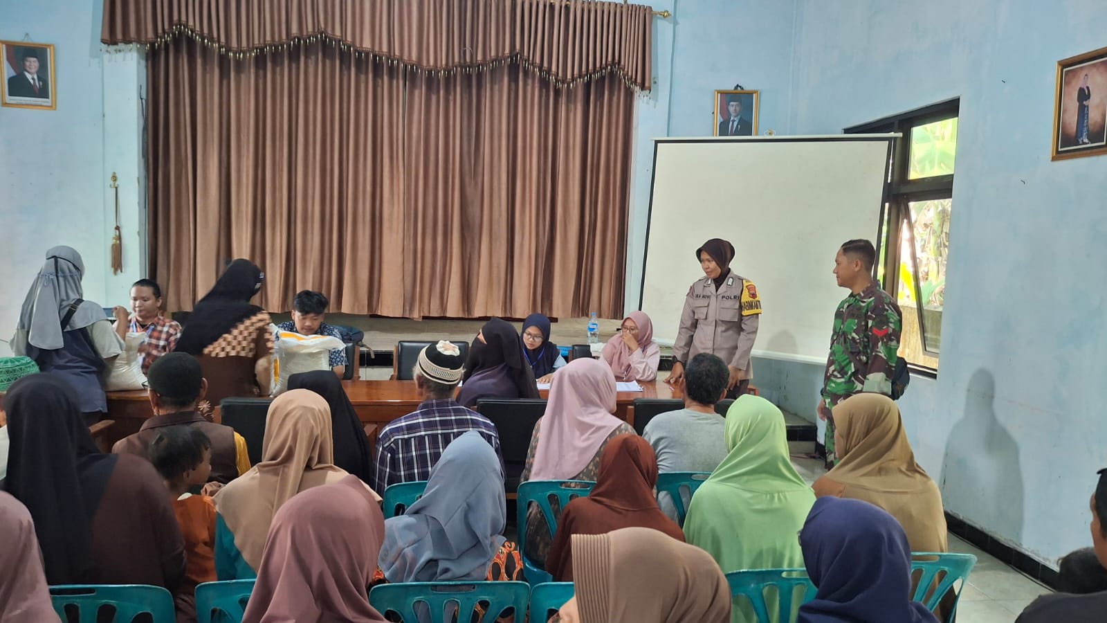 Bhabinkamtibmas Kebasen Polresta Banyumas Kawal Penyaluran Bantuan Pangan, 1.440 Warga Kaliwedi Terima Beras dan Minyak