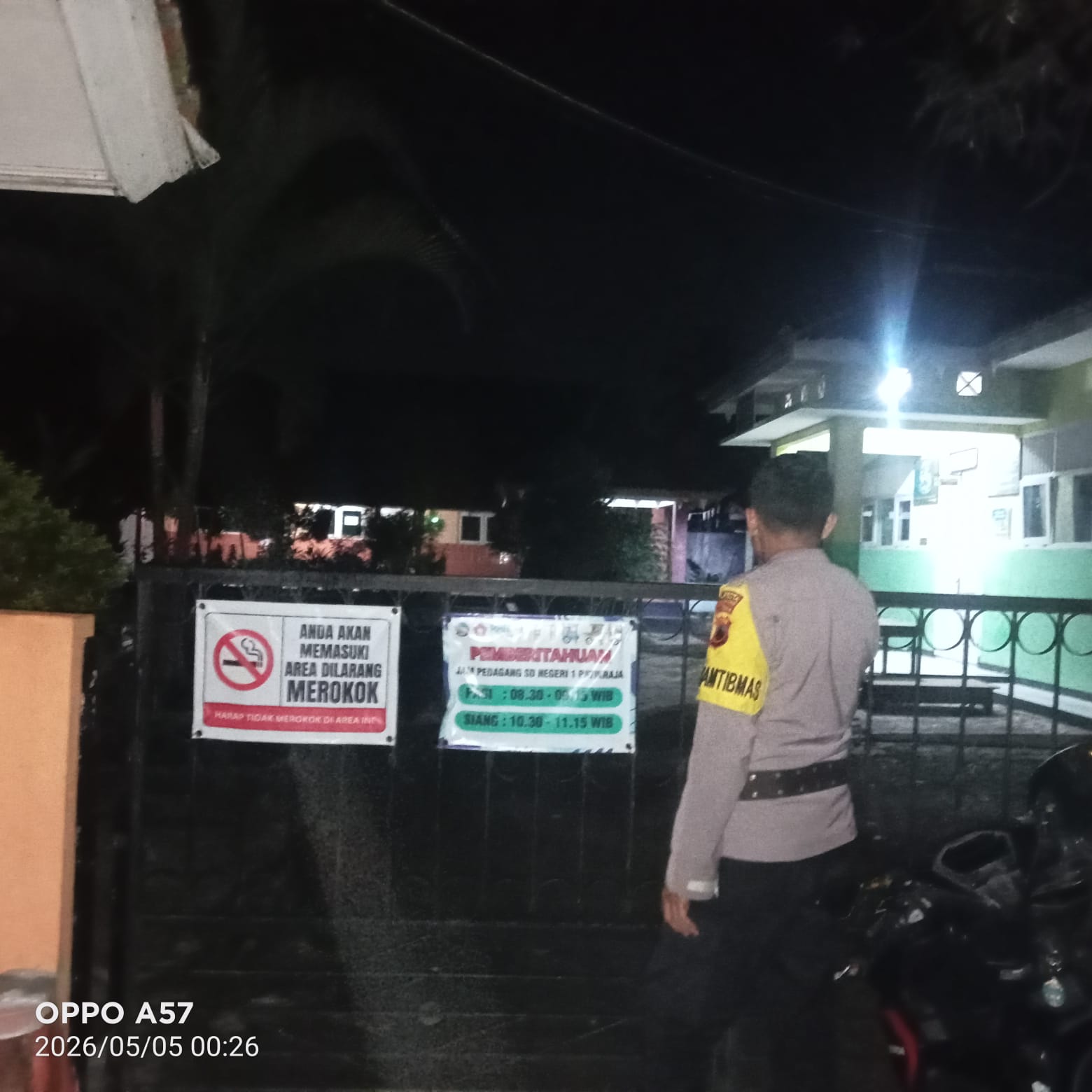 Patroli Tengah Malam, Bhabinkamtibmas Patikraja Banyumas Sasar Objek Vital Cegah Kriminalitas