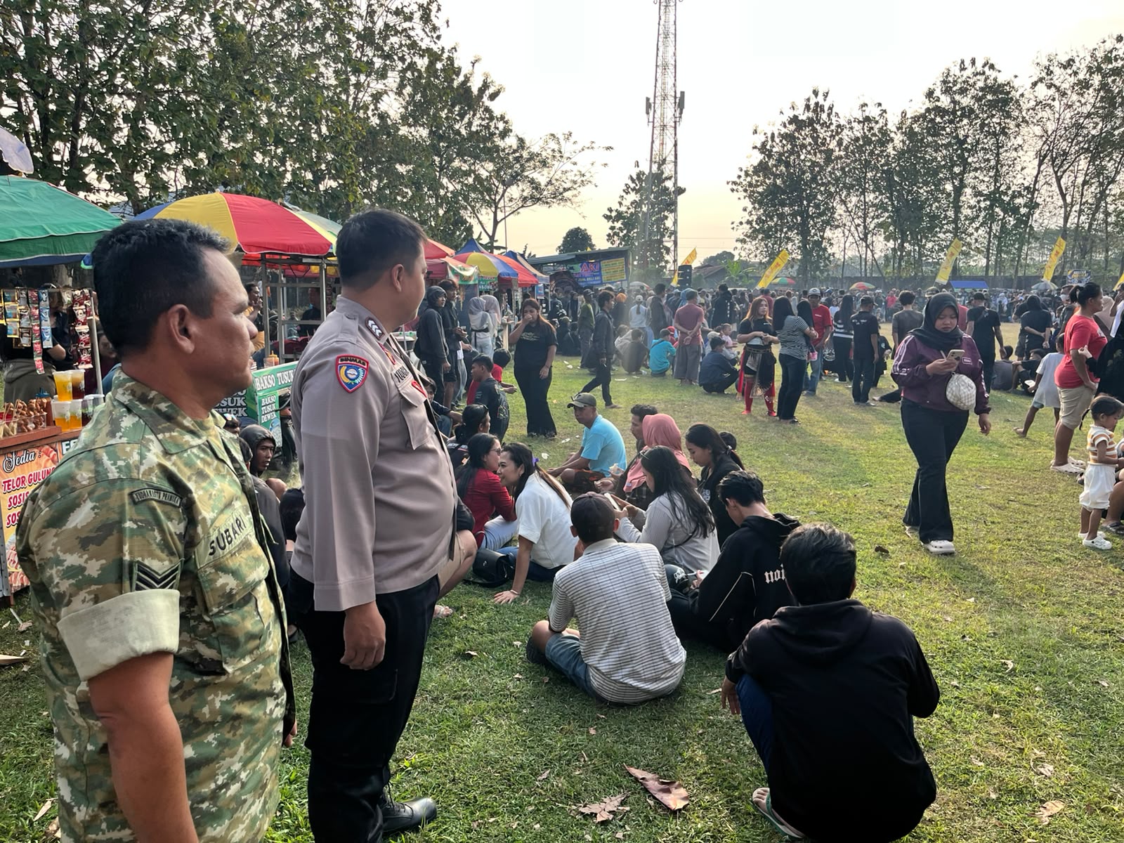 Cegah Curanmor Saat Pentas Ebeg, Bhabinkamtibmas Polsek Purwokerto Selatan Imbau Penonton Gunakan Kunci Ganda
