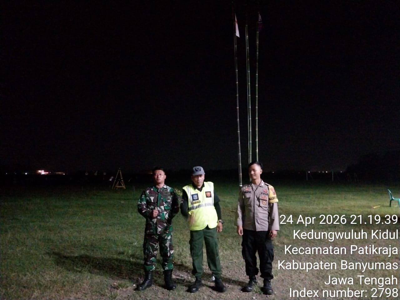 Bangun Kedekatan dengan Pelajar, Bhabinkamtibas Patikraja Polresta Banyumas Sambangi Kegiatan Kemah Malam