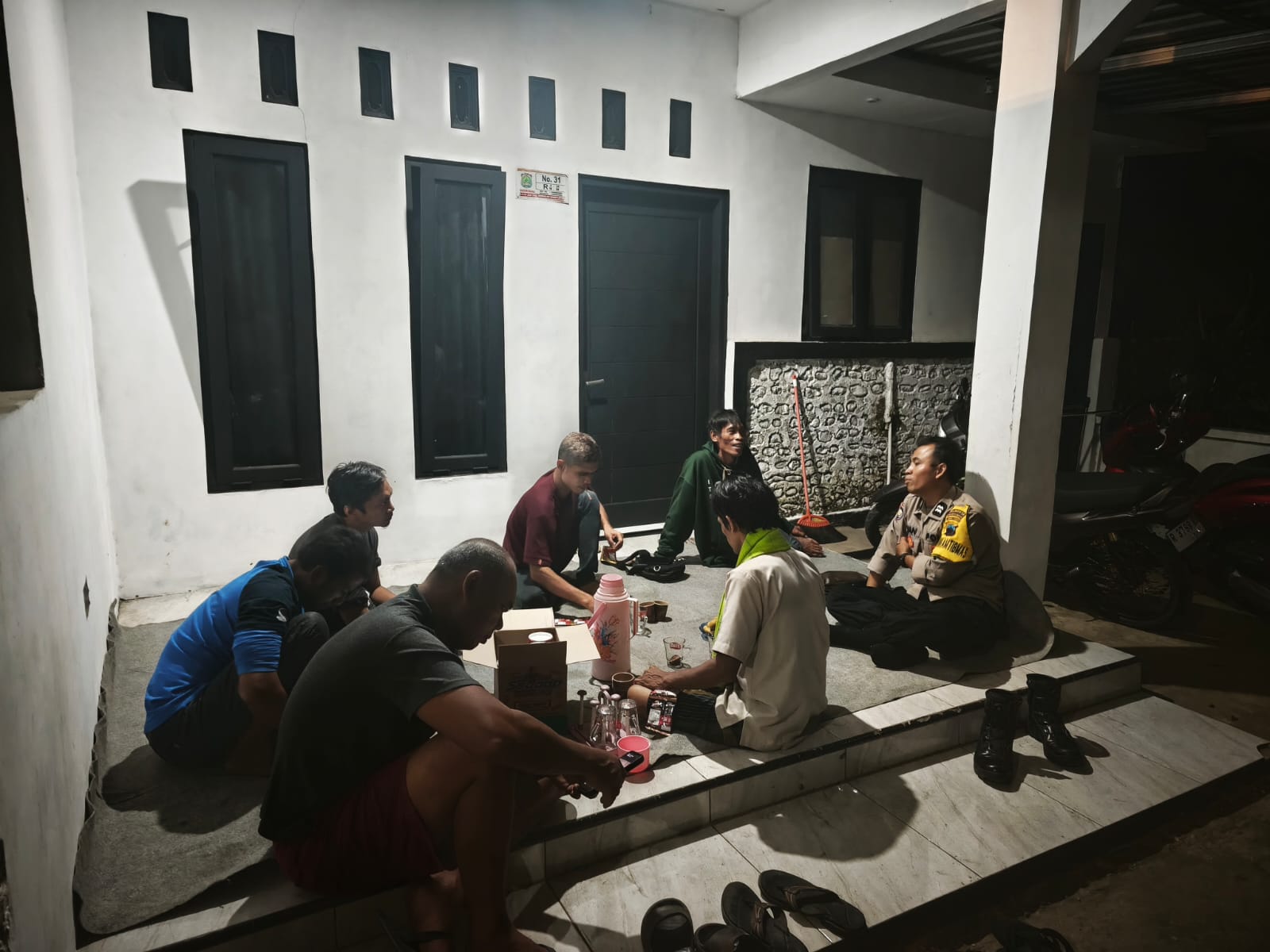 Lewat Sambang Satkamling, Bhabinkamtibas Banyumas Tekankan Keamanan Tanggung Jawab Bersama