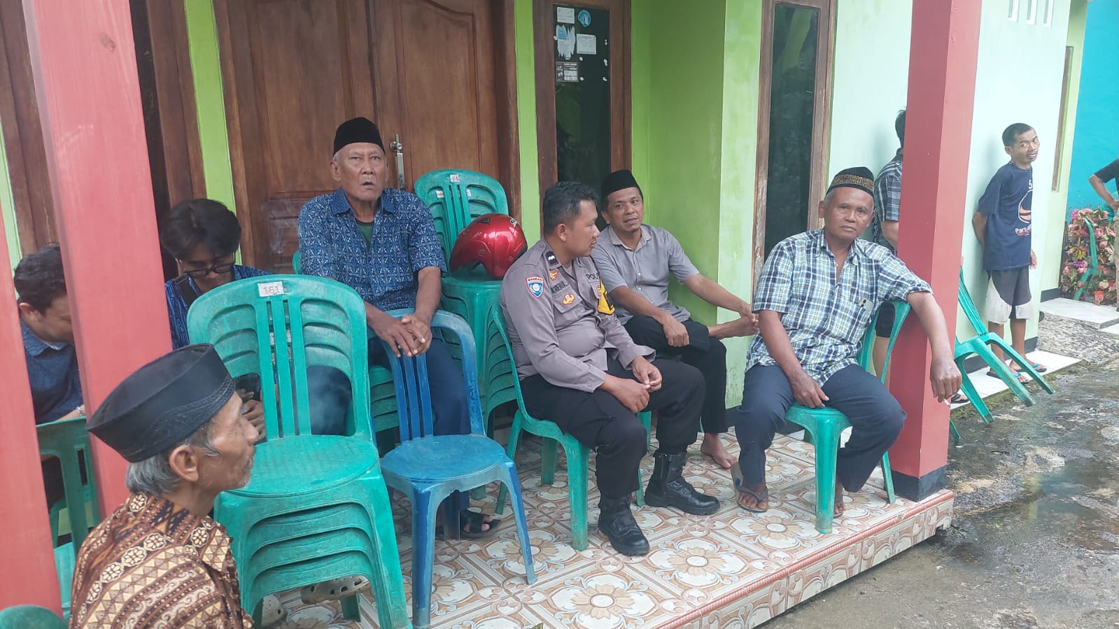 Polisi Hadir di Tengah Duka, Bhabinkamtibmas Kembaran Polresta Banyumas Takziah ke Warga