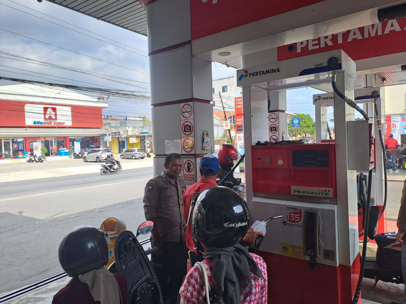 Sambangi SPBU Pabuwaran, Bhabinkamtibmas Purwokerto Utara Serap Informasi dan Beri Imbauan Kamtibmas