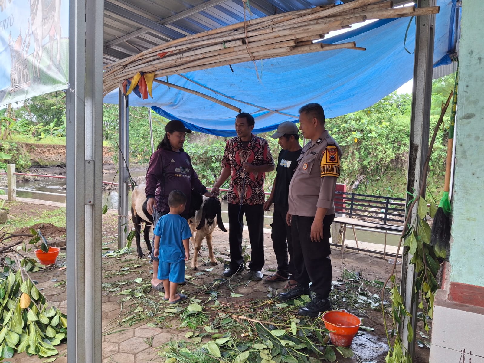 Jelang Idul Adha, Bhabinkamtibmas Kembaran Banyumas Sambangi Pedagang Hewan Kurban