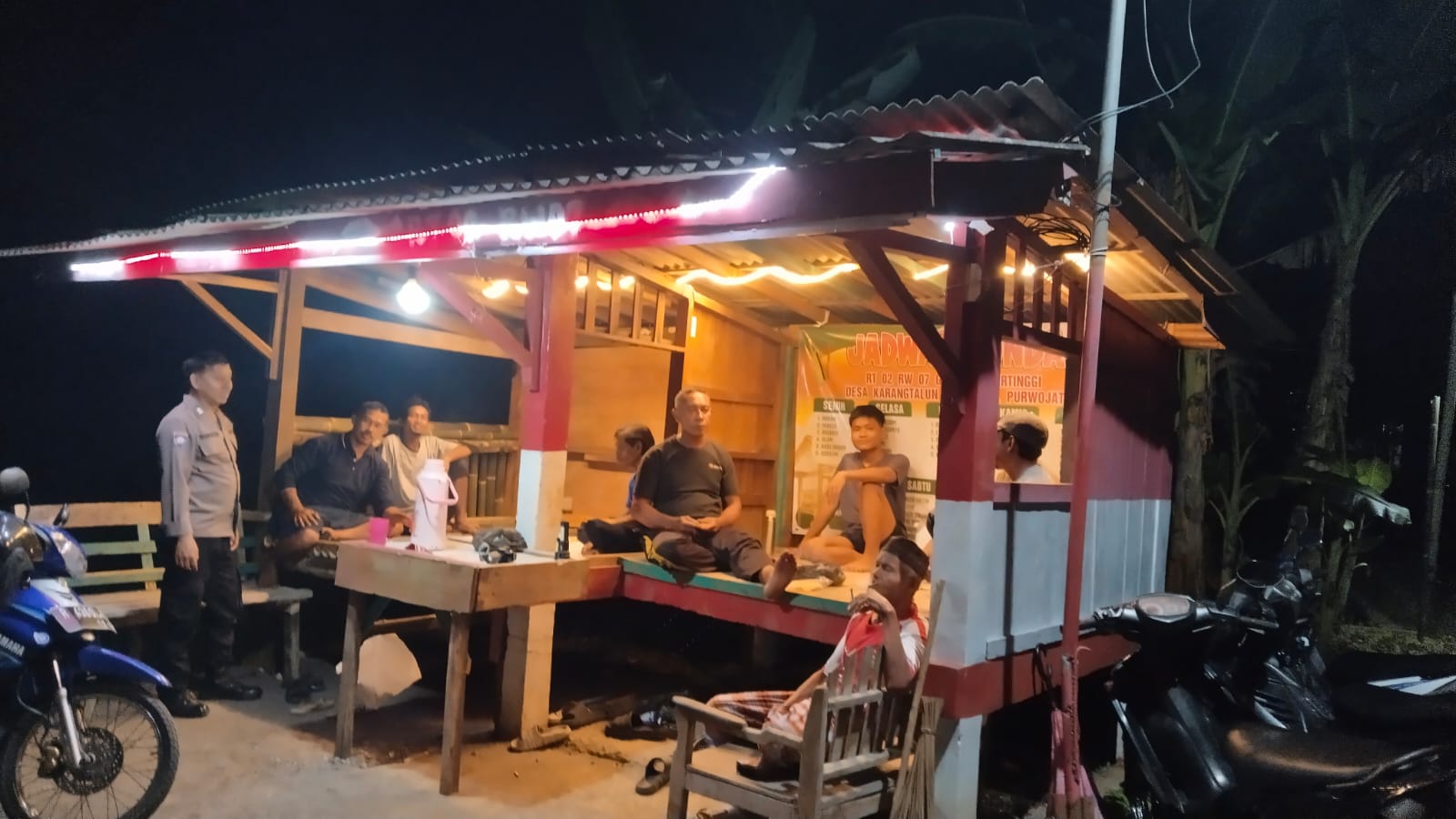 Sambang Tengah Malam, Bhabinkamtibmas Purwojati Banyumas Perkuat Peran Satkamling Jaga Lingkungan
