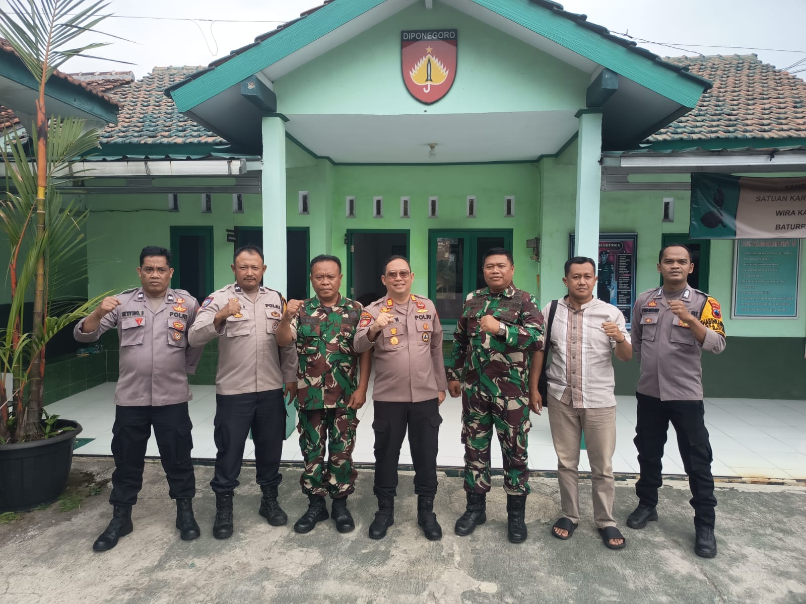 Perkuat Soliditas TNI-Polri, Polsek Baturraden Banyumas Silaturahmi ke Koramil 02