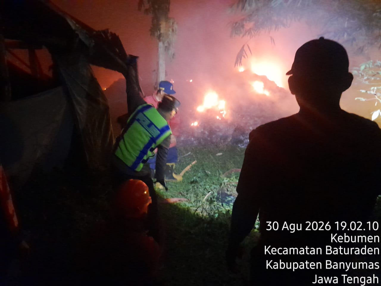 Warga Sigap Laporkan Kebakaran, Polsek Baturraden dan Damkar Padamkan Kobaran Cegah Api Meluas