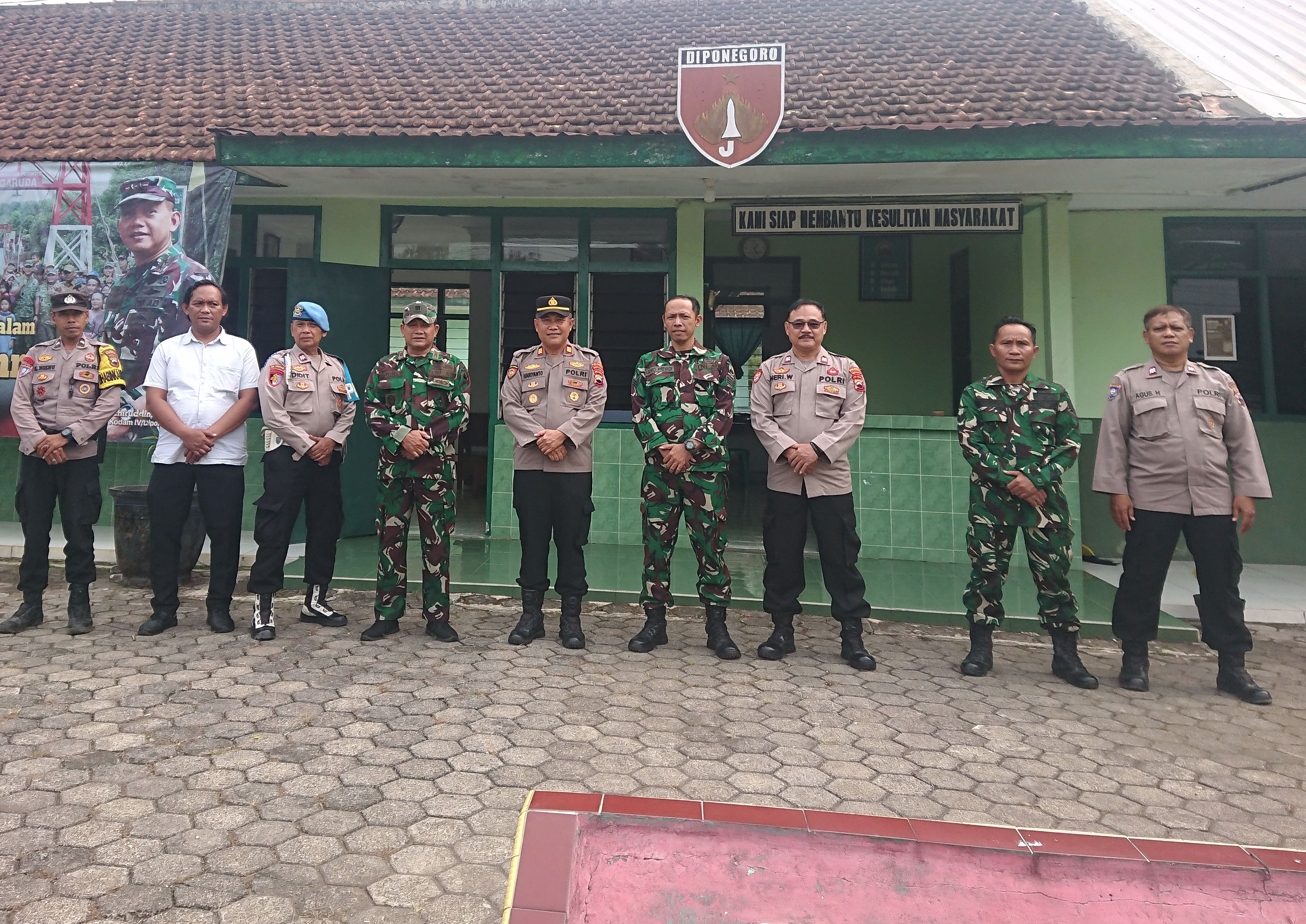Polsek Kembaran Banyumas Pererat Sinergitas TNI-Polri melalui Silaturahmi ke Koramil 06/Kembaran