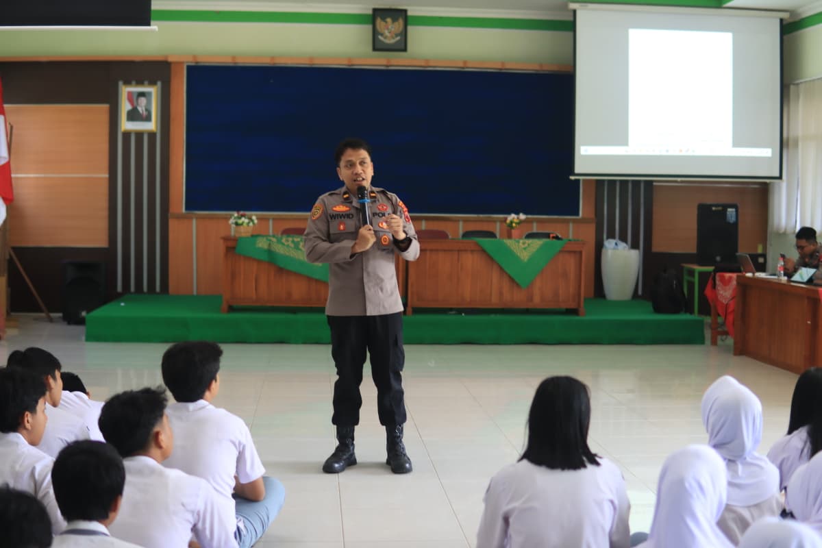 Paham AI Polresta Banyumas Sambangi SMA Baturaden, Pelajar Praktik Langsung Gunakan AI