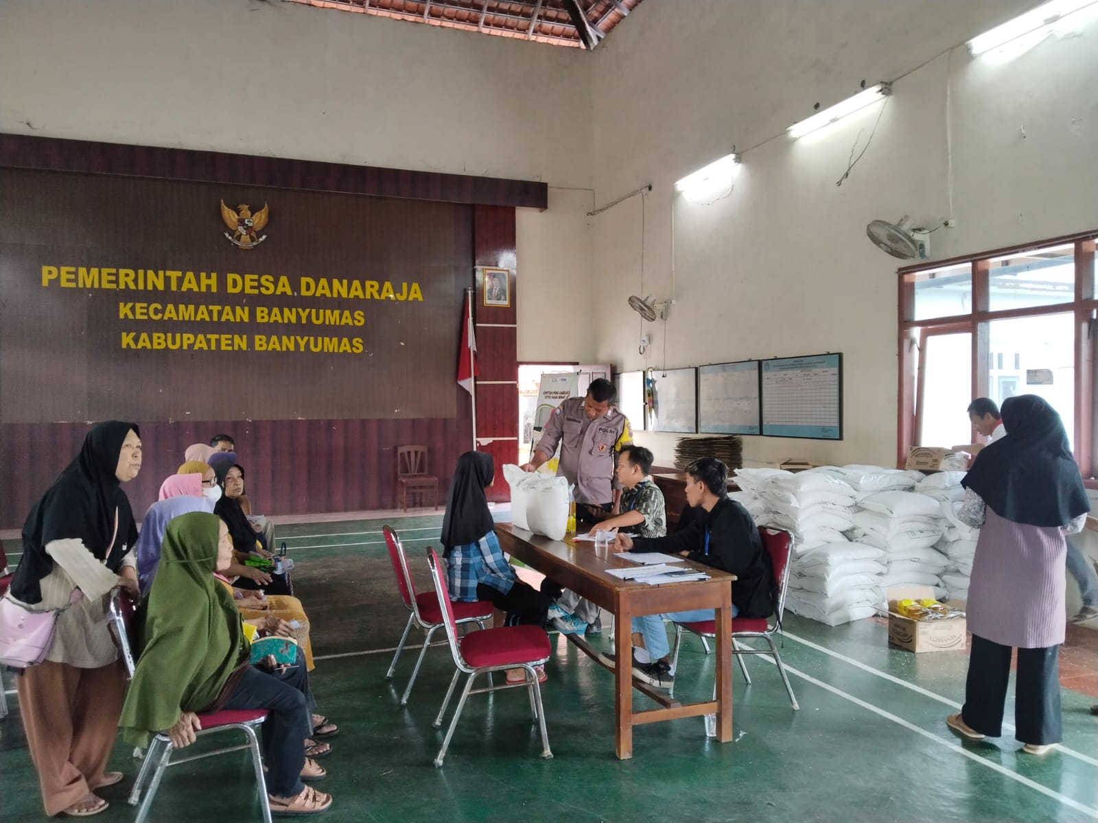 Pastikan Kondusif, Bhabinkamtibmas Banyumas Monitoring Bantuan Pangan Pemerintah