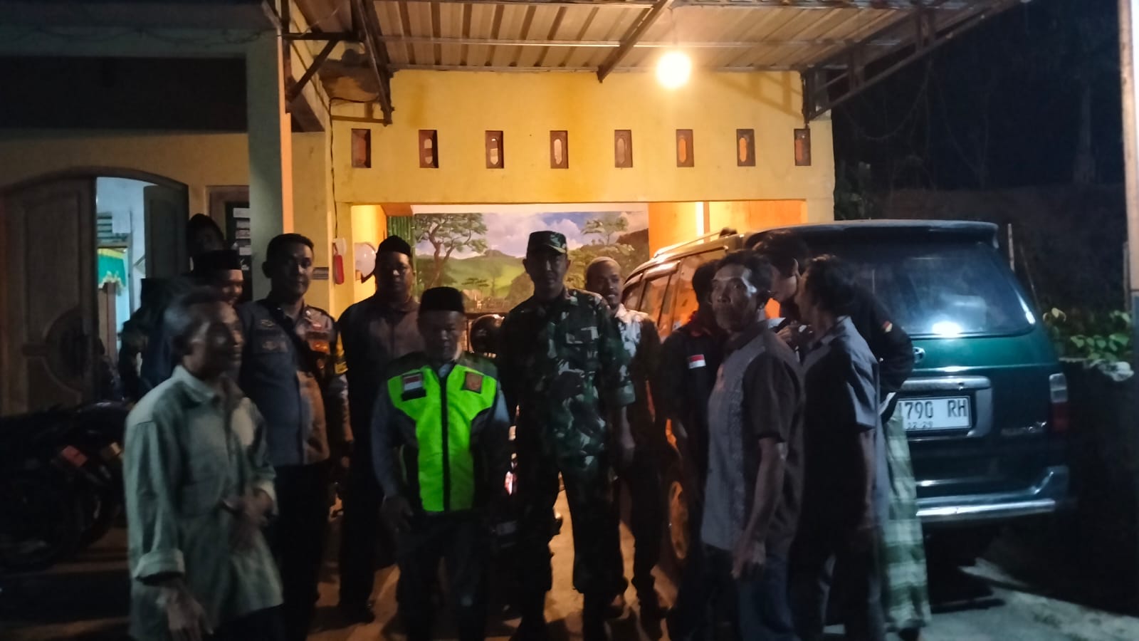 Jaga Desa Tetap Kondusif, Bhabinkamtibmas Polsek Karanglewas Aktif DDS Sambangi Warga Malam Hari