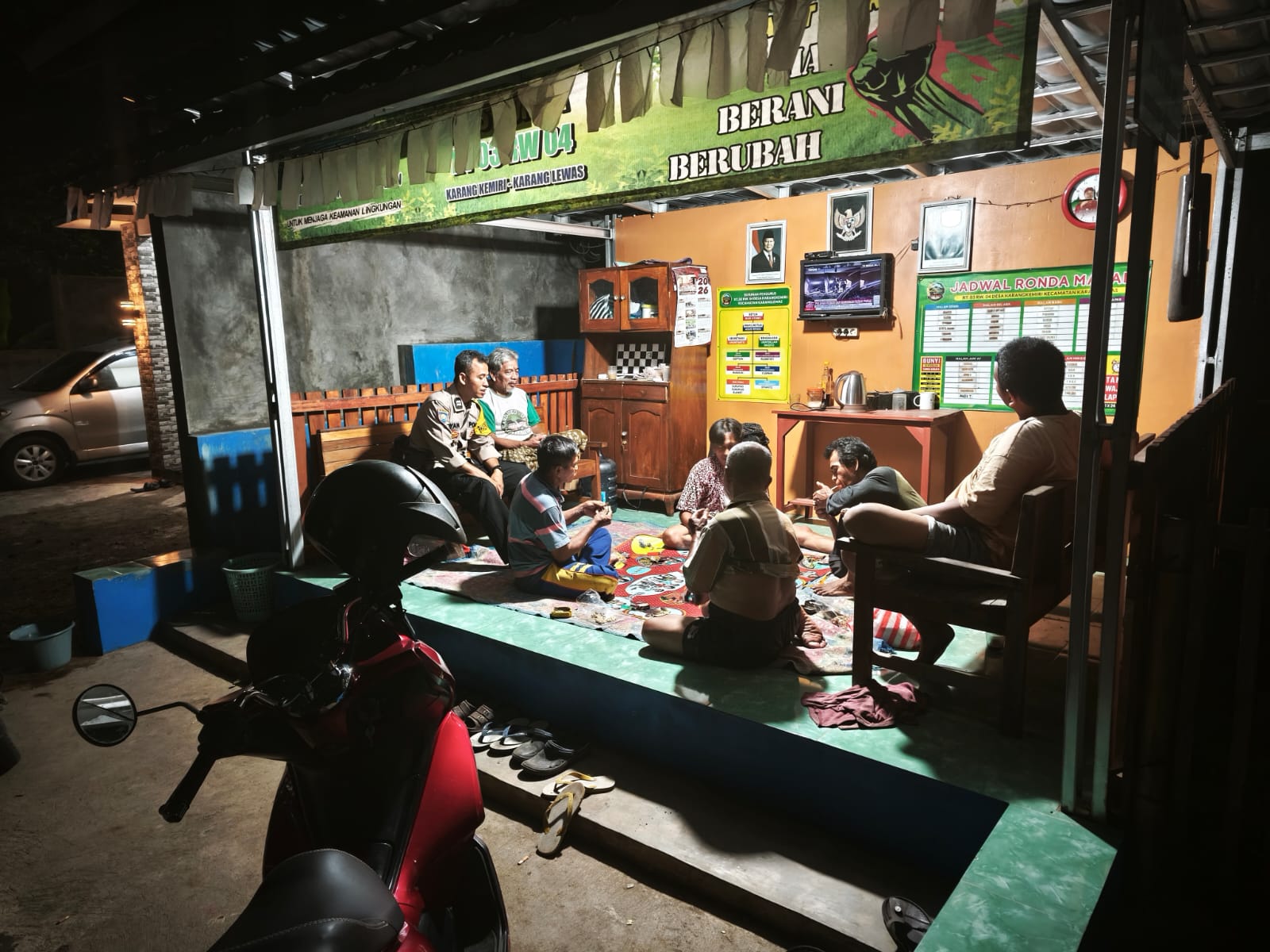 Cek Pos Ronda Tengah Malam, Polisi Banyumas dan Warga Perkuat Keamanan Lingkungan
