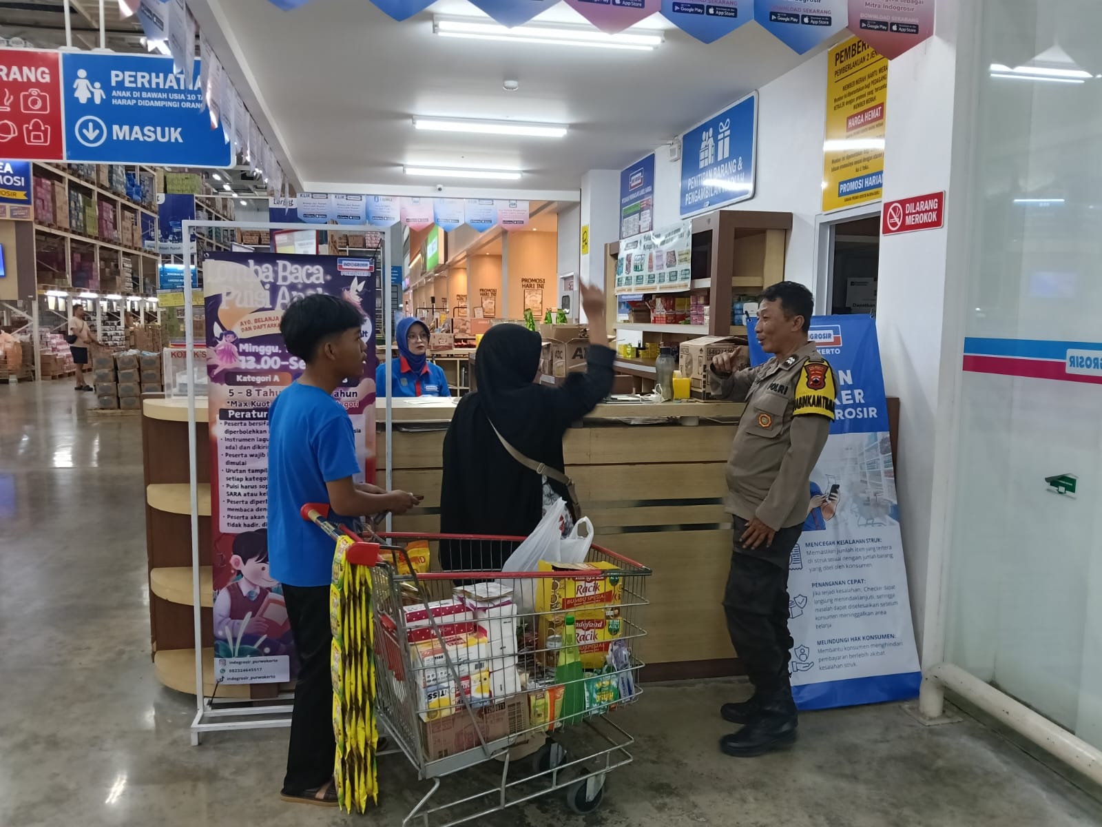 Patroli Malam di Indogrosir, Bhabinkamtibmas Patikraja Banyumas Perkuat Sinergi Antisipasi Kejahatan