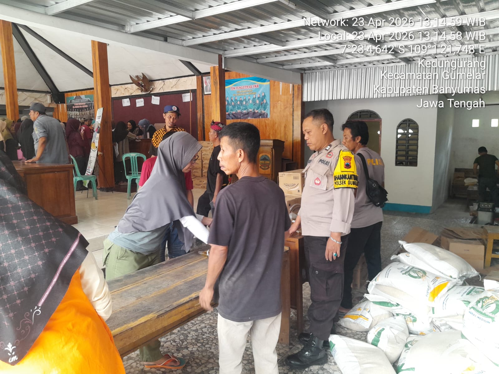 Polsek Gumelar Polresta Banyumas Pastikan Penyaluran Bansos Lancar dan Kondusif
