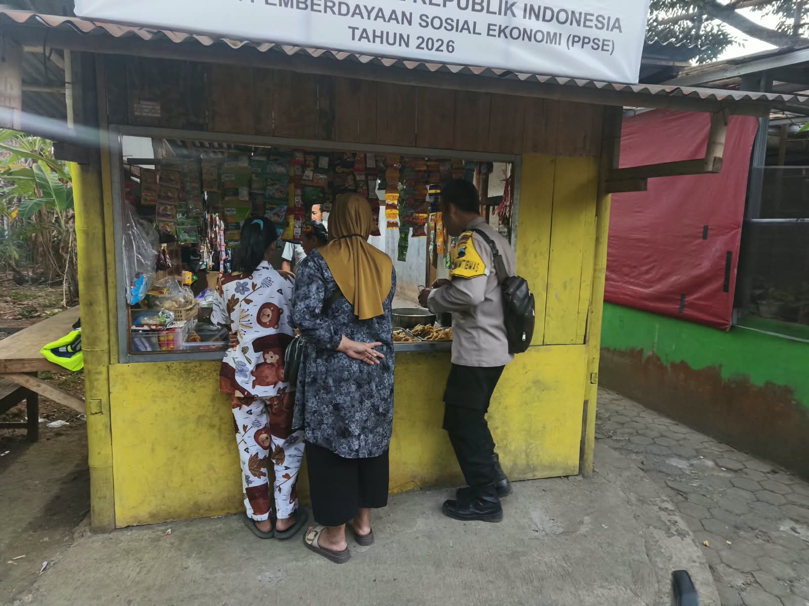 Bhabinkamtibmas Karanglewas Sambangi Warung, Ingatkan Warga Waspada Uang Palsu dan Penipuan