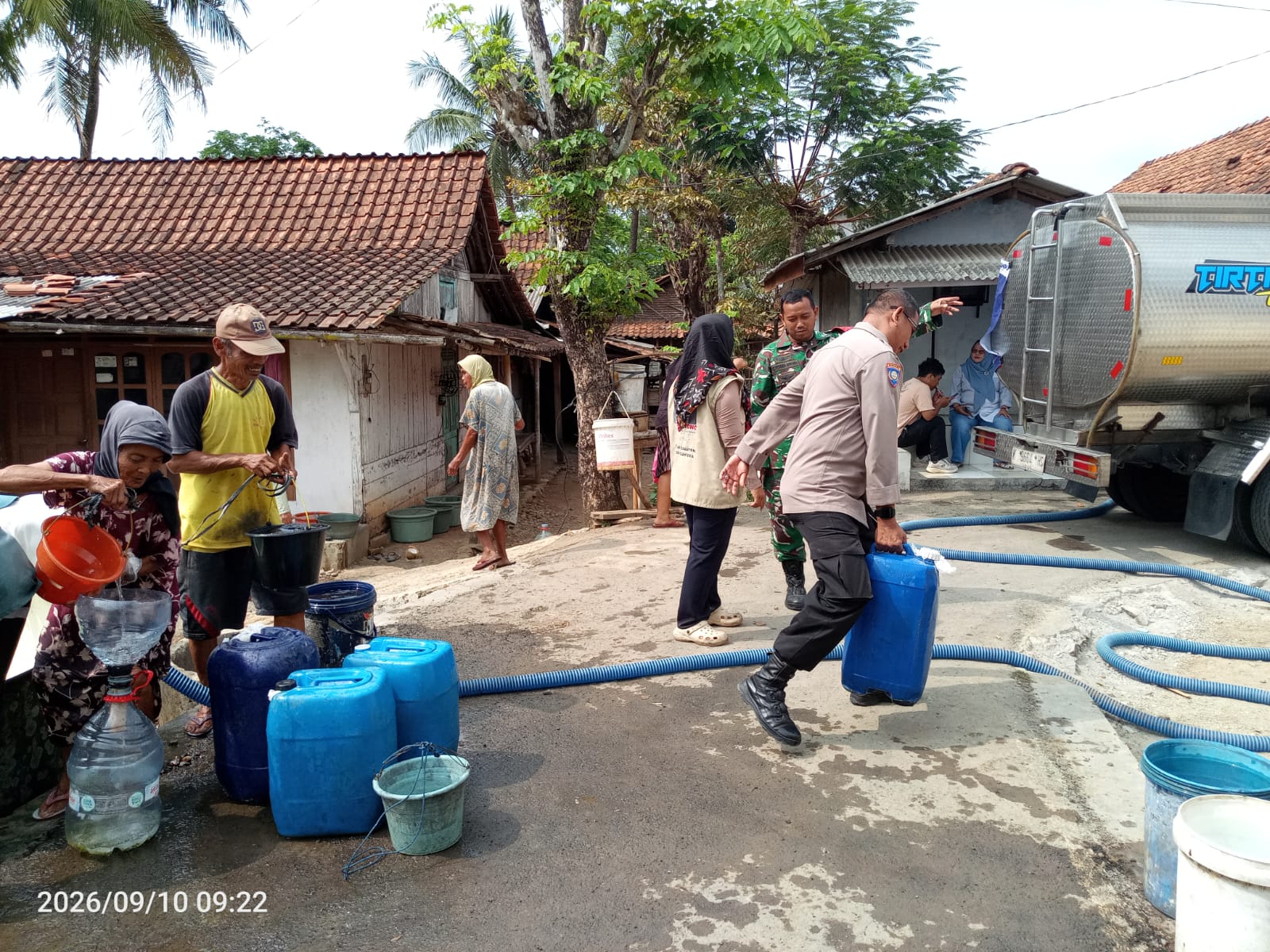 Bantuan Air Bersih Mengalir ke Desa Jurangbahas, Polsek Wangon Pastikan Penyaluran Berjalan Lancar