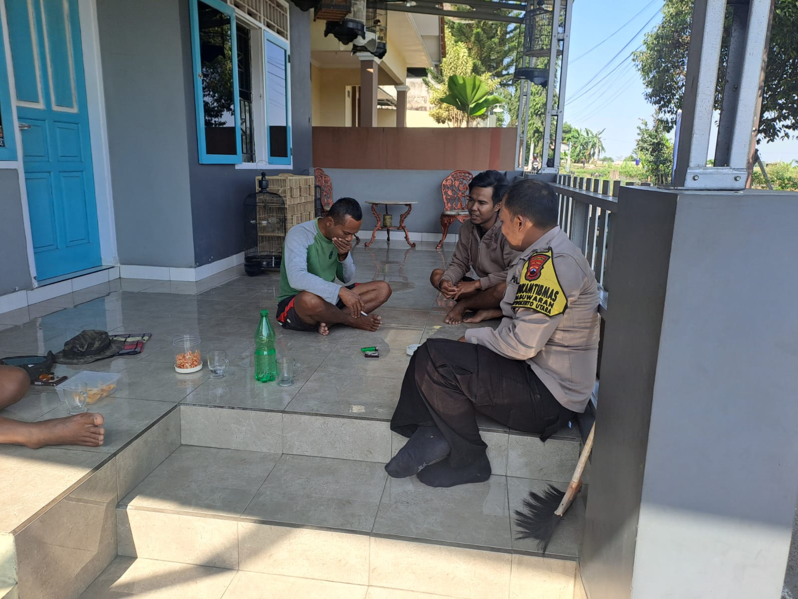 Sambangi Warga Pabuwaran, Bhabinkamtibmas Polsek Purwokerto Utara Ajak Tingkatkan Kewaspadaan