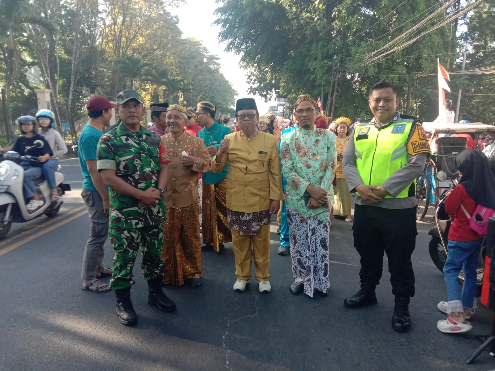 Ratusan Warga Ramaikan Extravaganza Kelurahan Berkoh, Polsek Purwokerto Selatan Kawal Jalannya Kegiatan