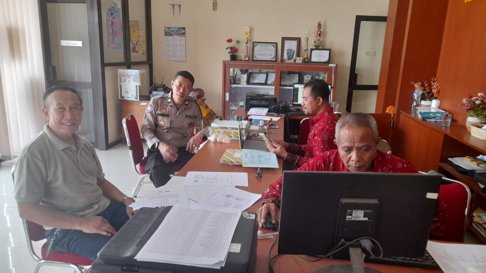 Pererat Silaturahmi, Bhabinkamtibmas Polsek Purwokerto Barat Banyumas Sambangi Kelurahan
