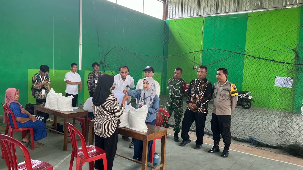 Polsek Wangon Pastikan Penyaluran Bantuan Pangan Bagi Masyarakat Berjalan Tertib