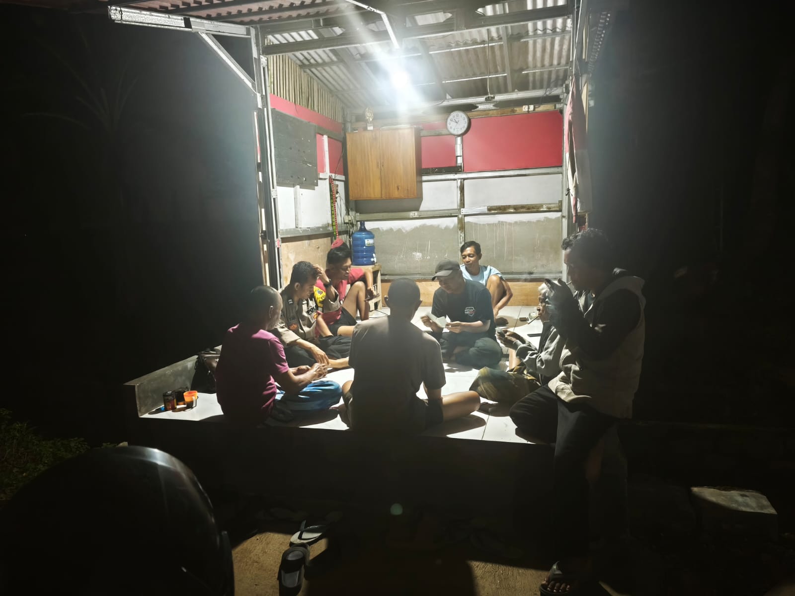 Bhabinkamtibmas Polsek Sokaraja Banyumas Cek Satkamling, Perkuat Keamanan Lingkungan Warga