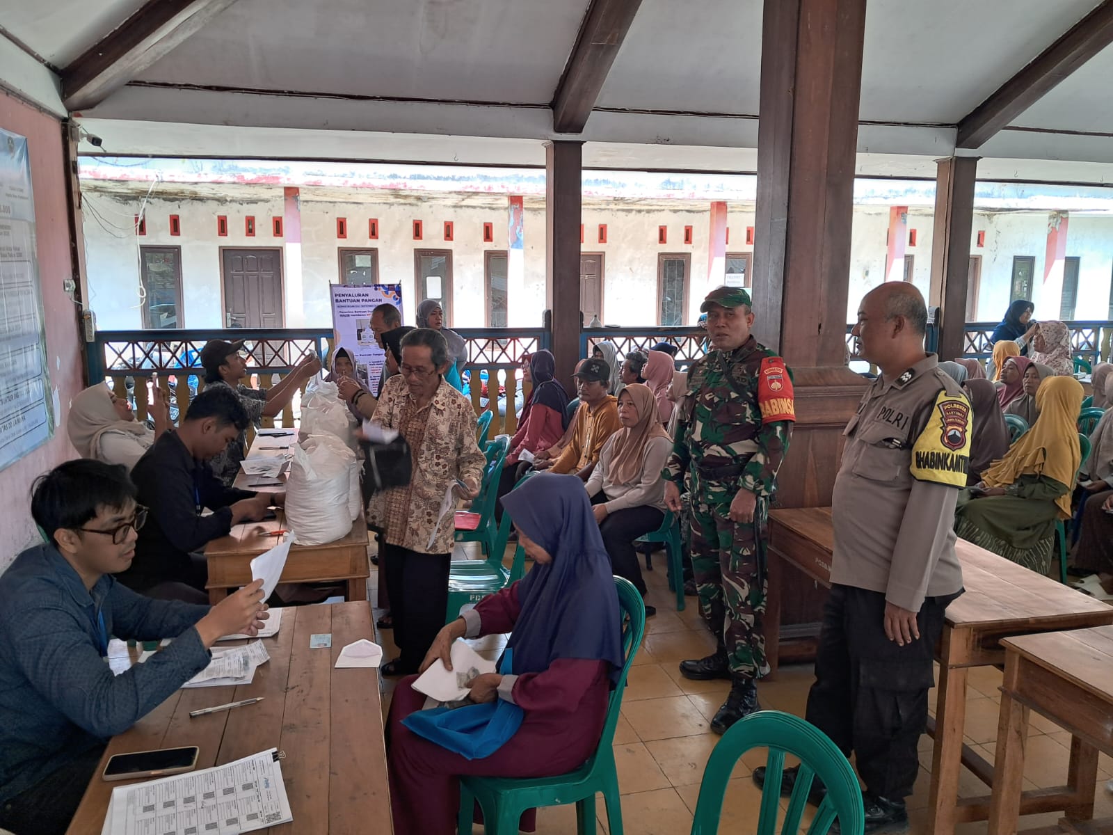 Ratusan Warga Pandansari Terima Bantuan Beras, Polsek Ajibarang Pastikan Penyaluran  Berlangsung Tertib dan Aman