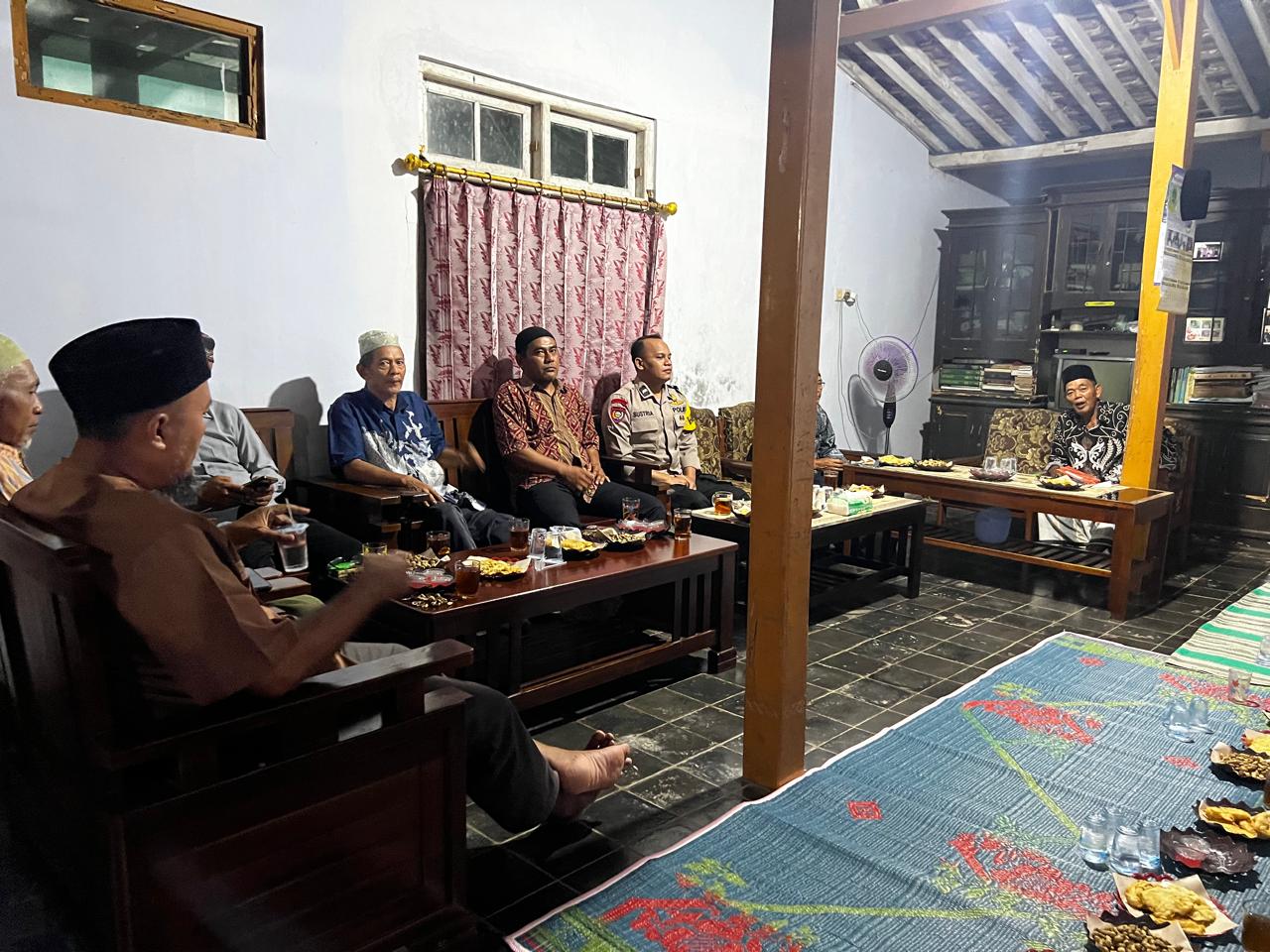 Bhabinkamtibmas Banyumas Hadiri Pertemuan RW, Dorong Warga Aktif Jaga Keamanan Lingkungan