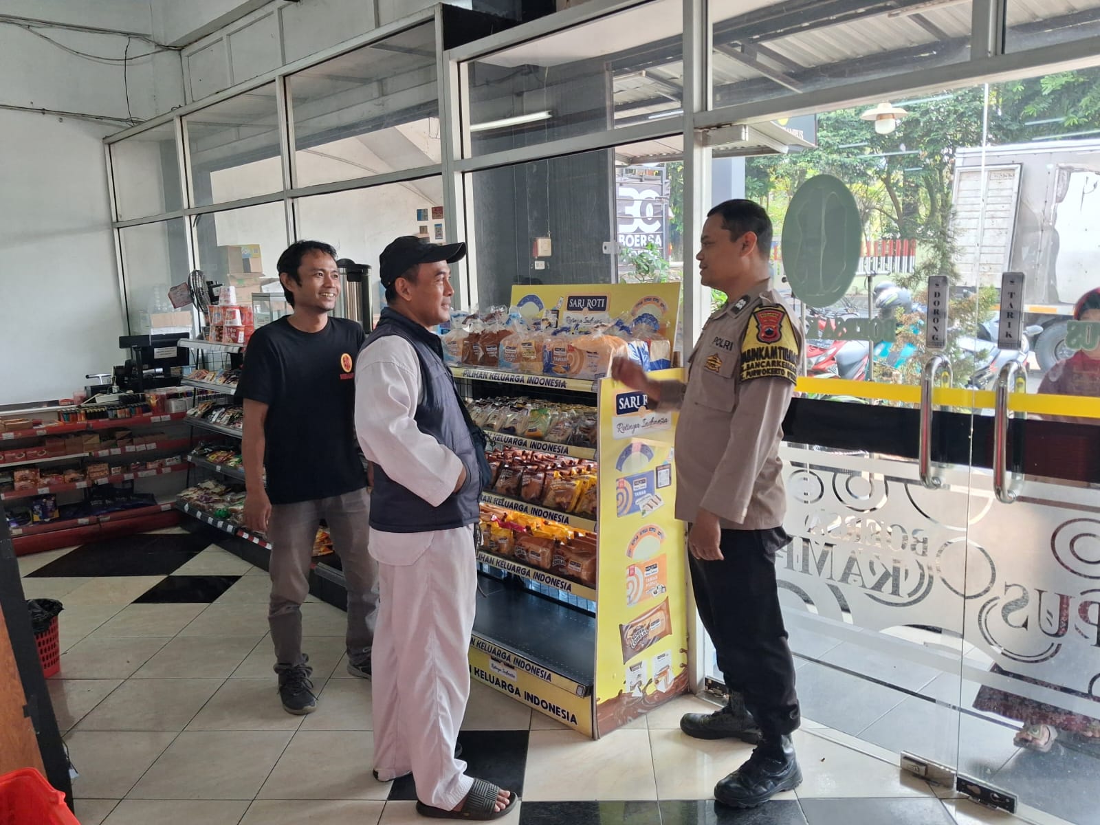 Bhabinkamtibmas Ingatkan Pengelola Swalayan Waspada Gangguan Kamtibmas dan Optimalkan CCTV