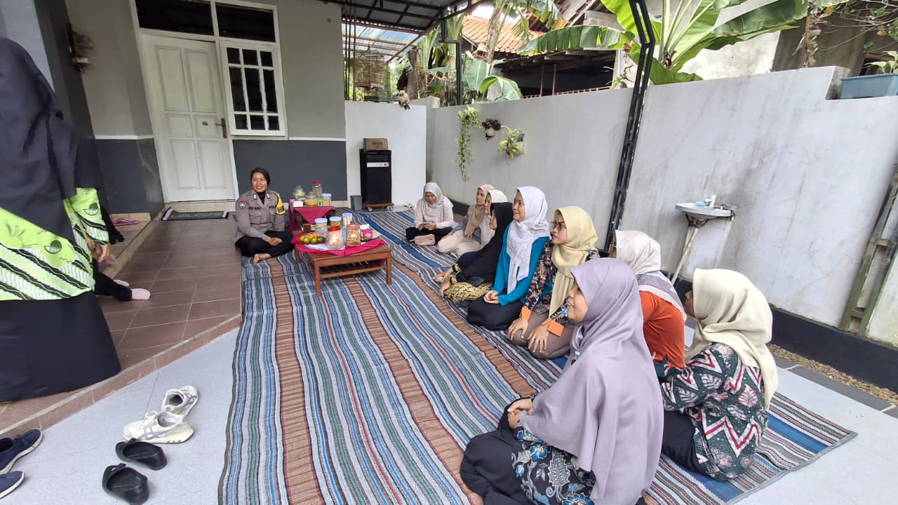 Polwan Banyumas Hadir Dengan Hati, Bhabinkamtibas Sambangi Warga Yang Bersiap Berangkat Haji