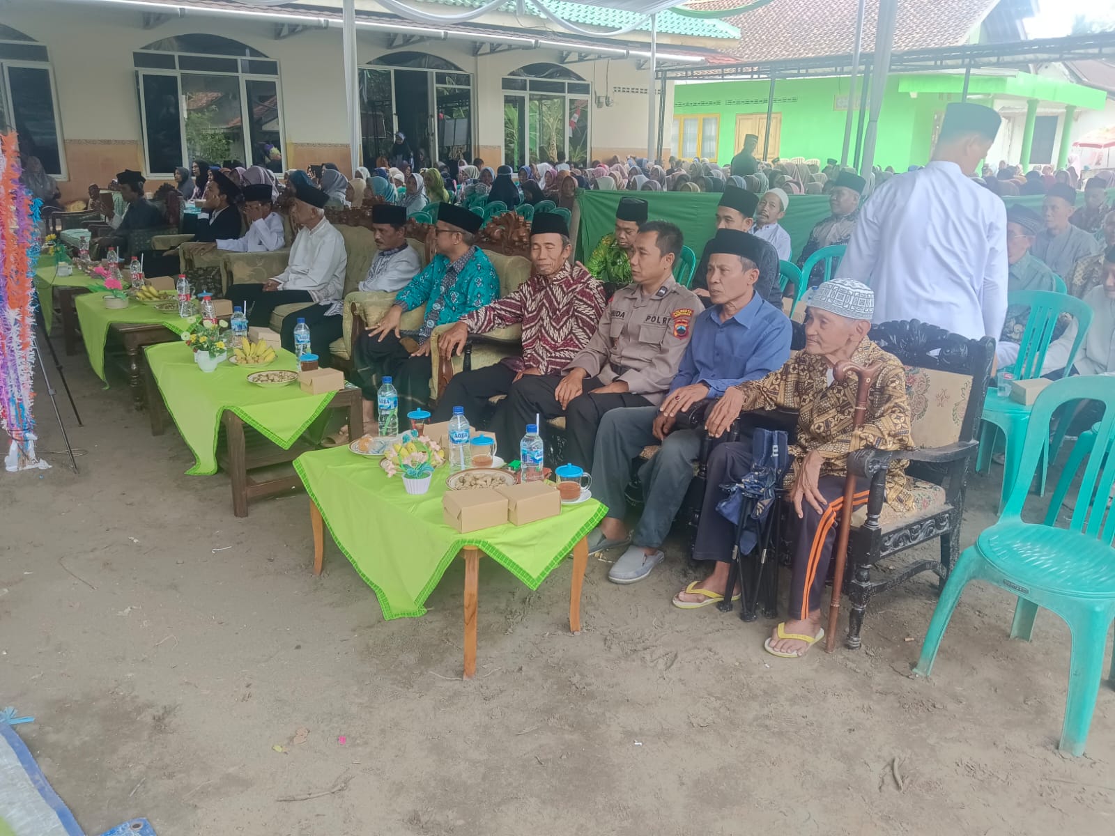 Pererat Kedekatan Dengan Warga, Bhabinkamtibmas Polsek Sumpiuh Hadiri Maulid Nabi
