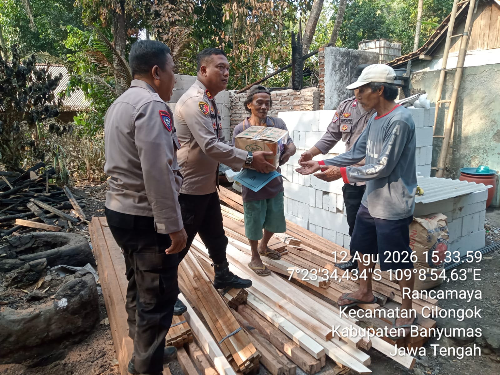 Polresta Banyumas Salurkan Bansos untuk Warga Rancamaya yang Rumahnya Terbakar