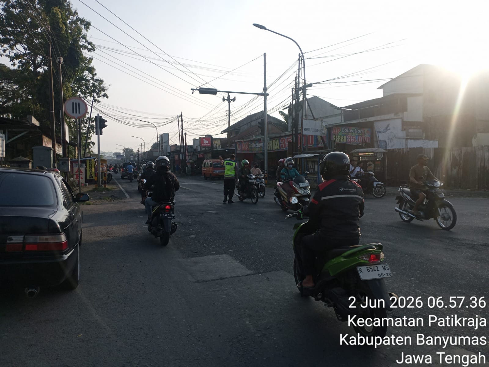 Polisi Hadir di Pagi Hari, Atur Lalu Lintas dan Edukasi Keselamatan di Pasar Patikraja Banyumas