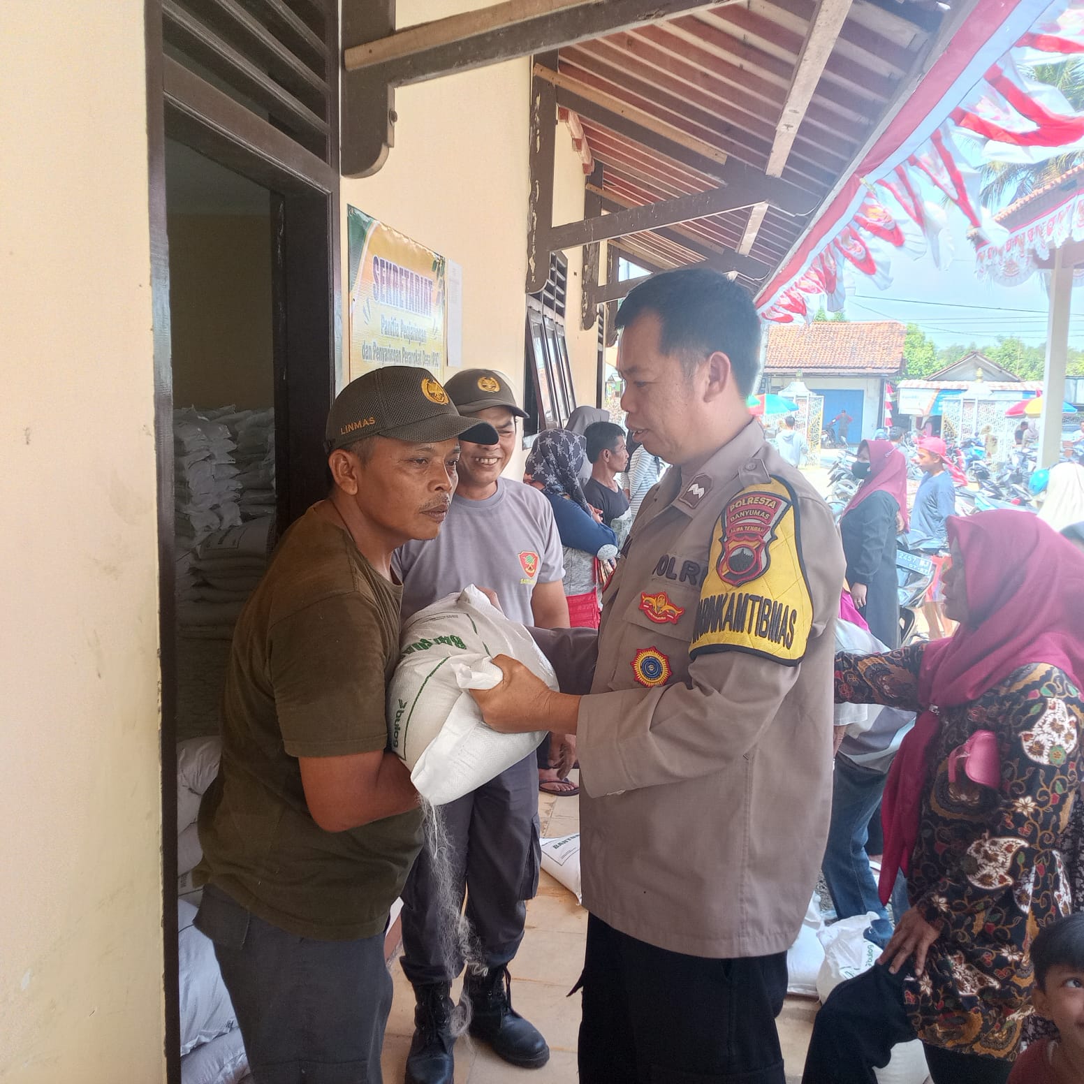 Pastikan Berjalan Lancar, Polsek Ajibarang Kawal Penyaluran BPNT di Pancurendang