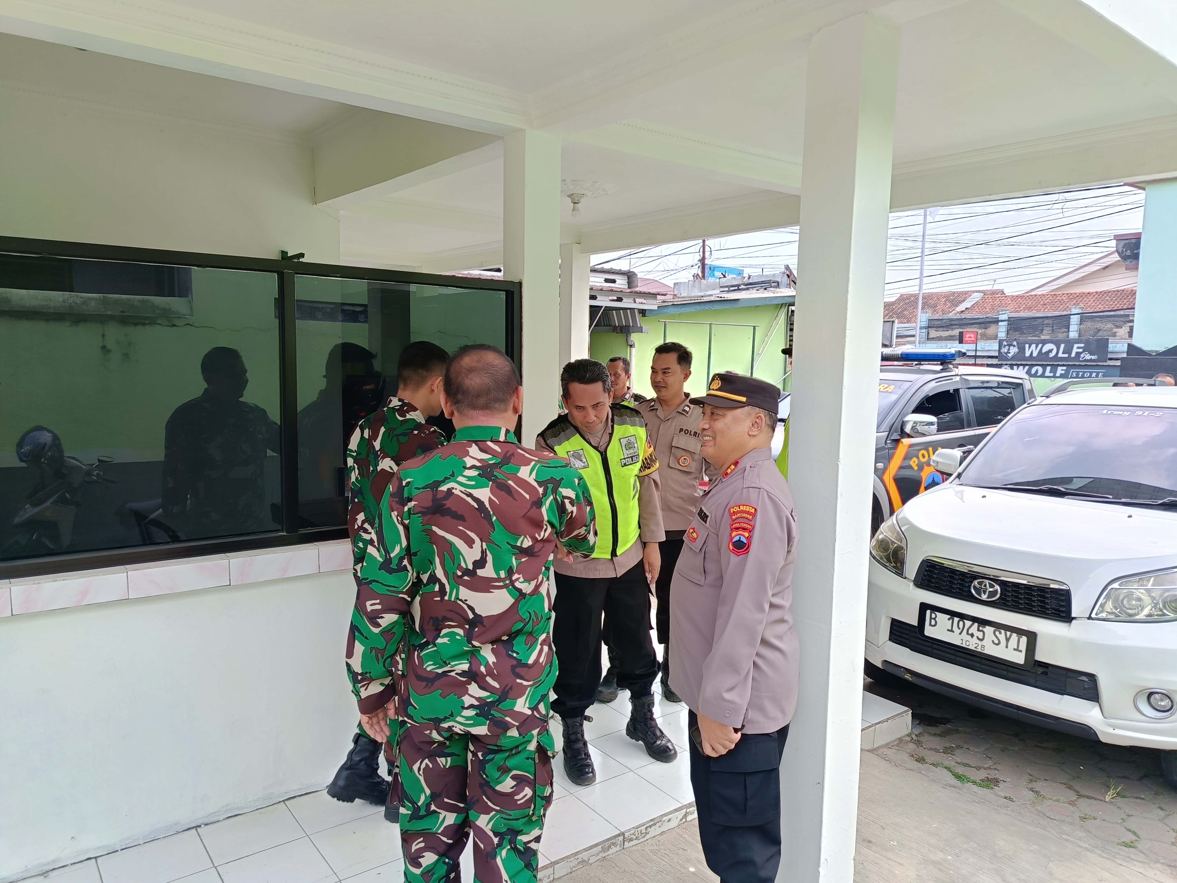 Perkuat Soliditas TNI-Polri, Polsek Ajibarang Banyumas Silaturahmi ke Koramil