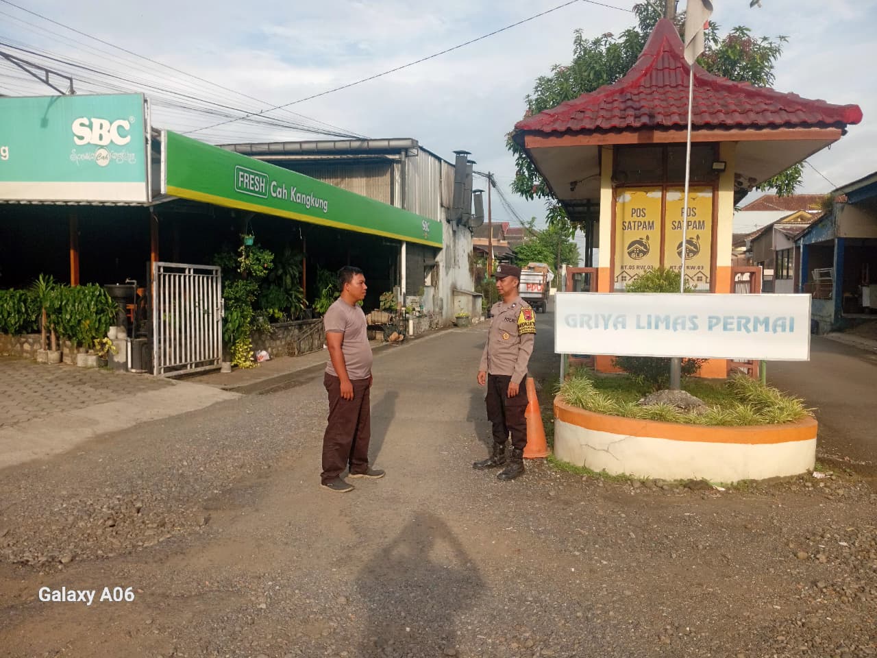 Perkuat Pengawasan Lingkungan, Bhabinkamtibmas Purwokerto Utara Polresta Banyumas Sambangi Satpam Perumahan