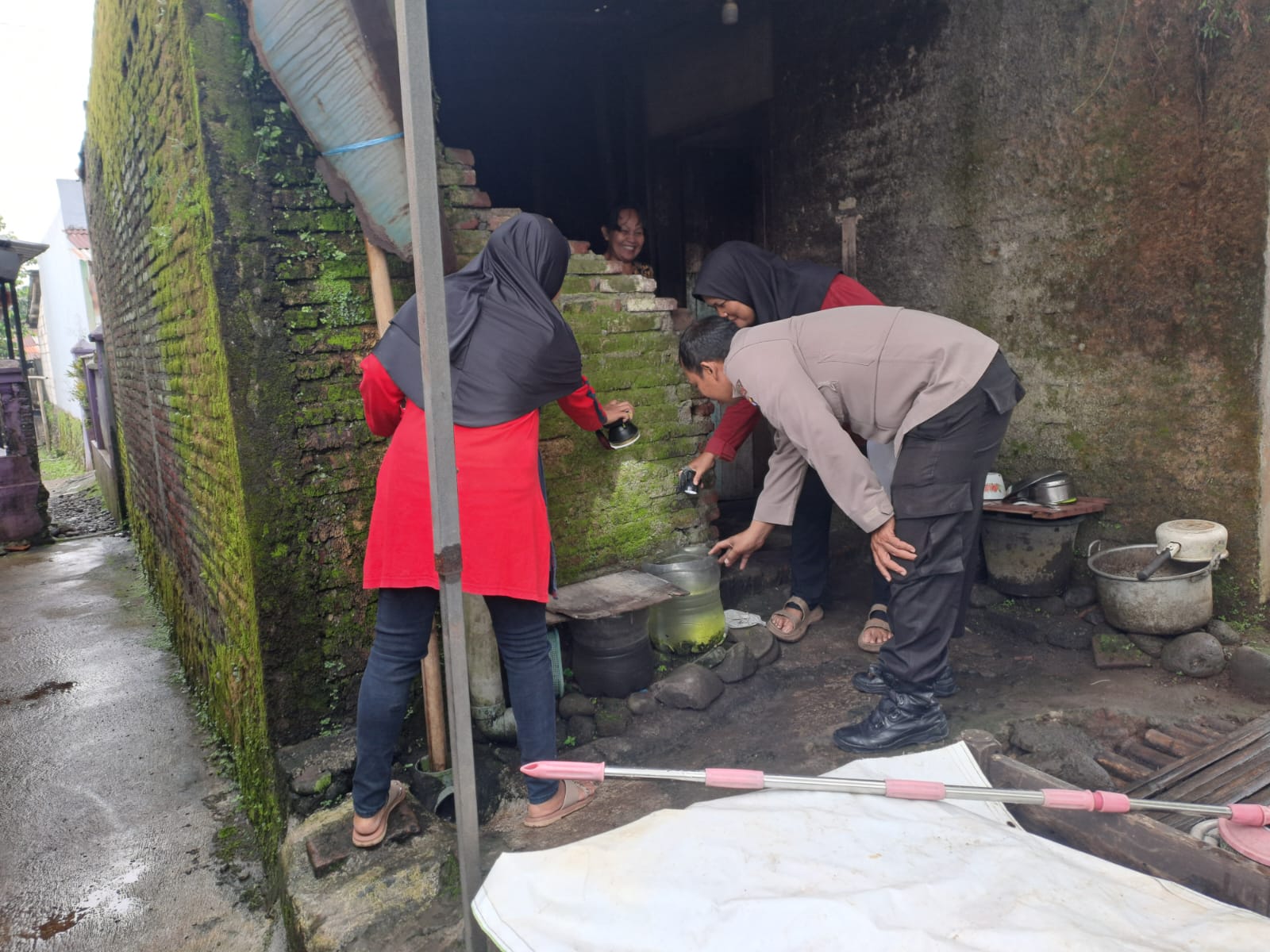 Cegah DBD, Bhabinkamtibmas Purwojati Banyumas Bersama Puskesmas Turun Langsung ke Permukiman