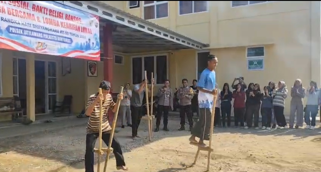 Meriah dan Penuh Nostalgia! Lomba Egrang Gingga Makan Kerupuk Warnai HUT Bhayangkara ke-80 di Jatilawang Banyumas