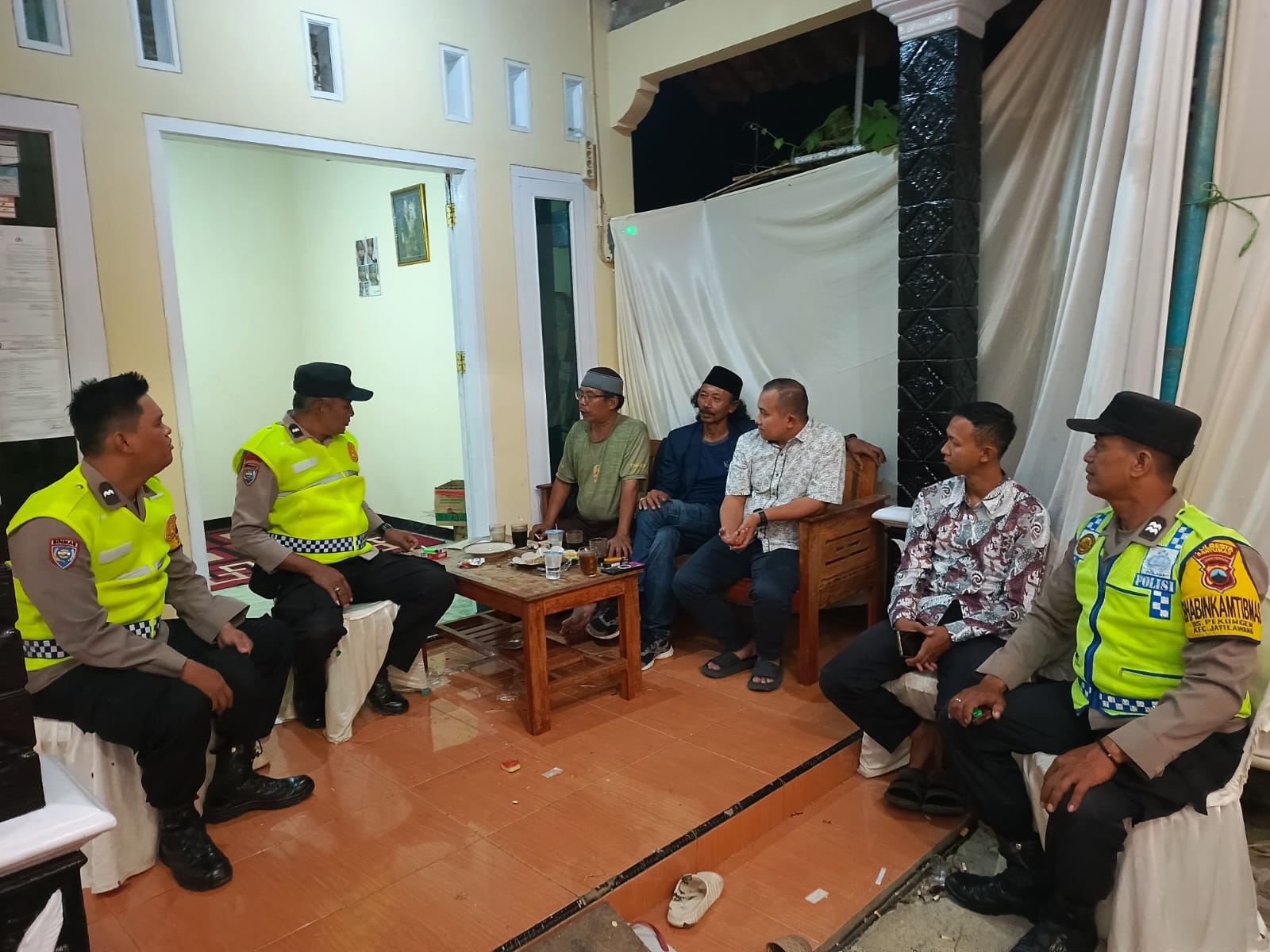 Bhabinkamtibmas Polsek Jatilawang Sambangi Warga, Ajak Perkuat Ronda dan Waspada Karhutla