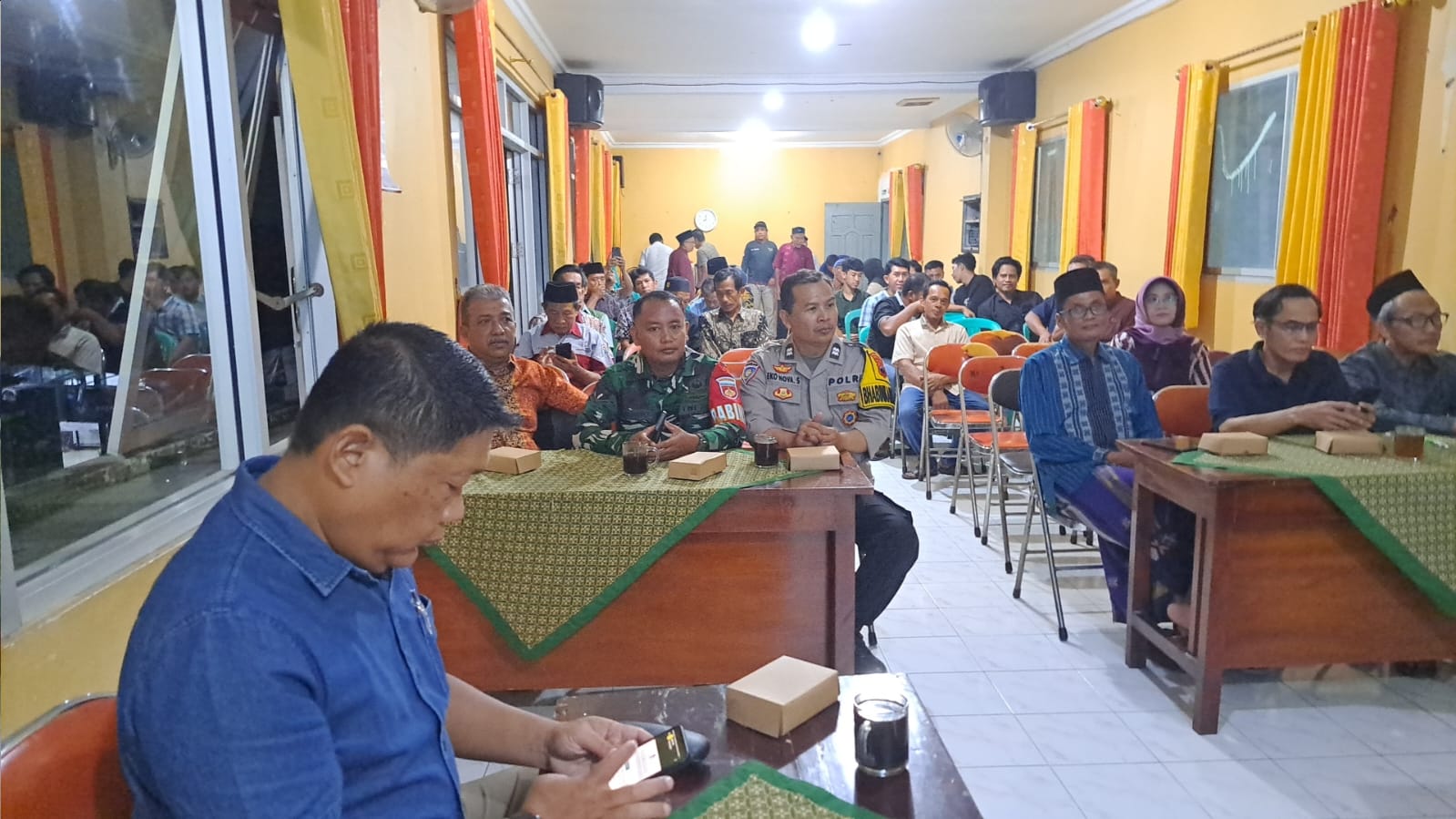 Bhabinkamtibmas Karanglewas Polresta Banyumas Monitoring Musdes Koperasi Desa Merah Putih di Pasir Wetan