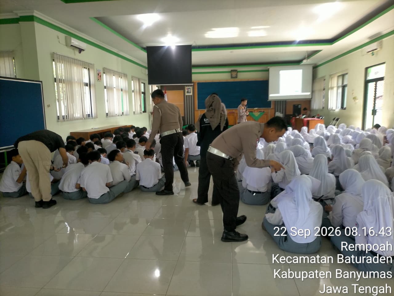 Bhabinkamtibma Monitoring Pelatihan AI Polresta Banyumas kepada Pelajar SMAN 1 Baturraden