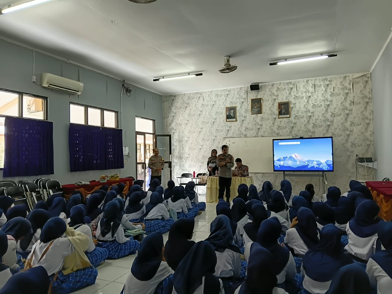 Bhabinkamtibmas Polsek Sumbang Dampingi Pelatihan Paham AI di SMK Mulya Husada