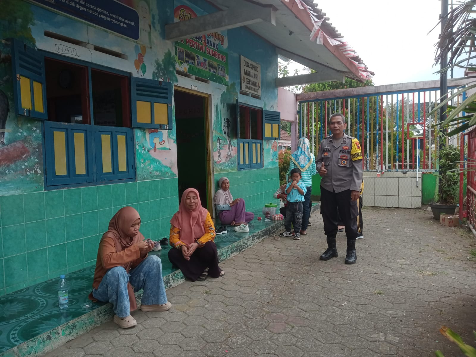 Bhabinkamtibmas Polsek Sumbang Sambangi Wali Murid TK, Sampaikan Pesan Kamtibmas dan Bahaya Kebakaran