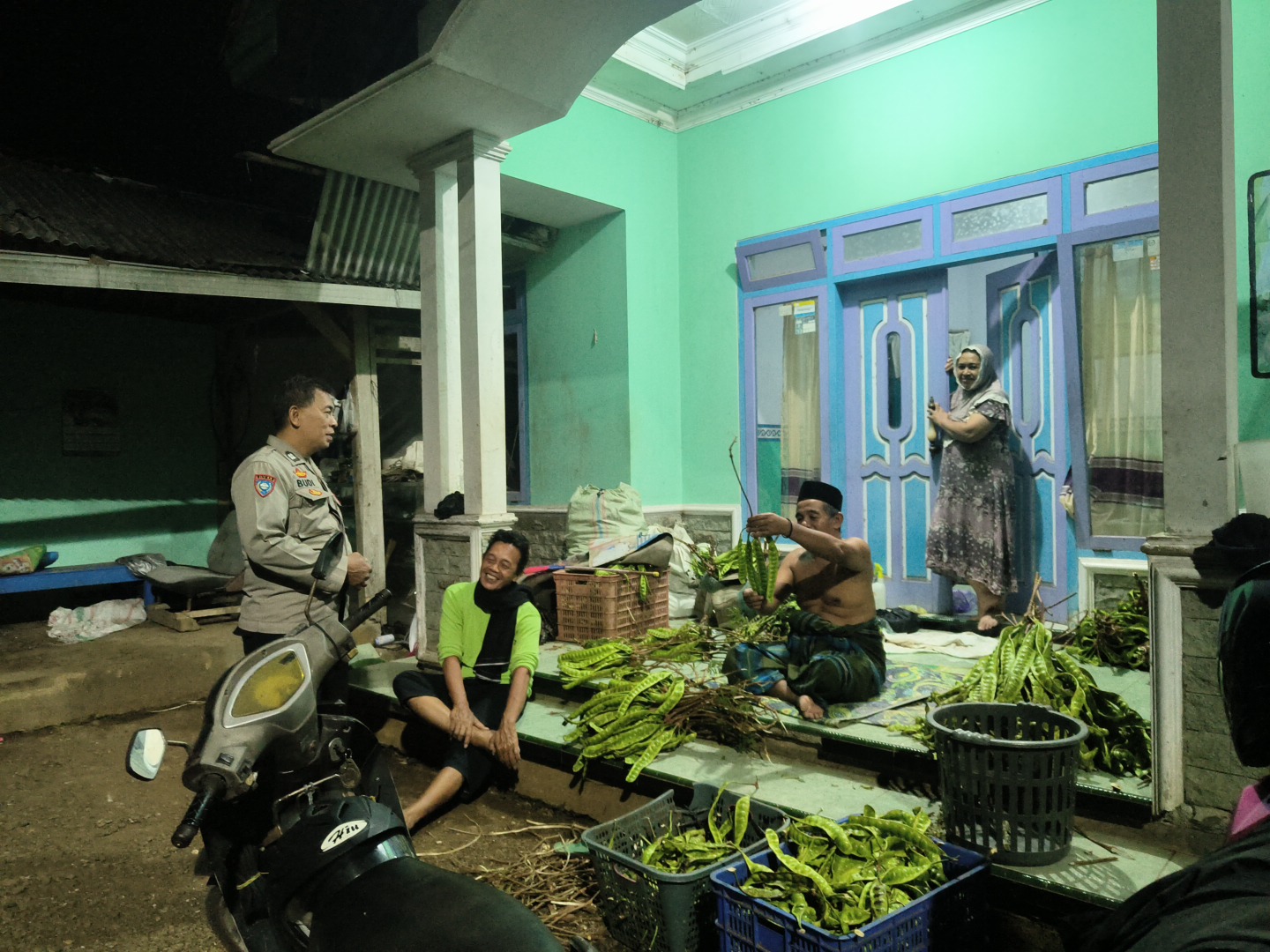 Sambangi Warga yang Sedang Juguran, Bhabinkamtibmas Polsek Cilongok Sampaikan Pesan Kamtibmas