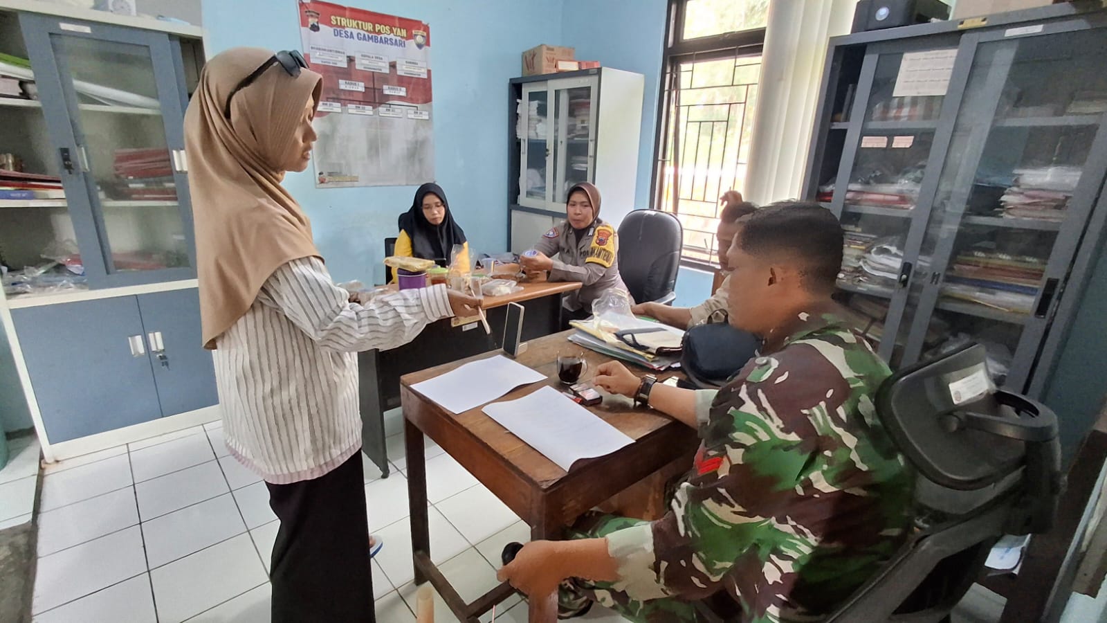 Perkuat Sinergi, Bhabinkamtibas Polsek Kebasen Banyumas Sambangi Balai Desa Gambarsari